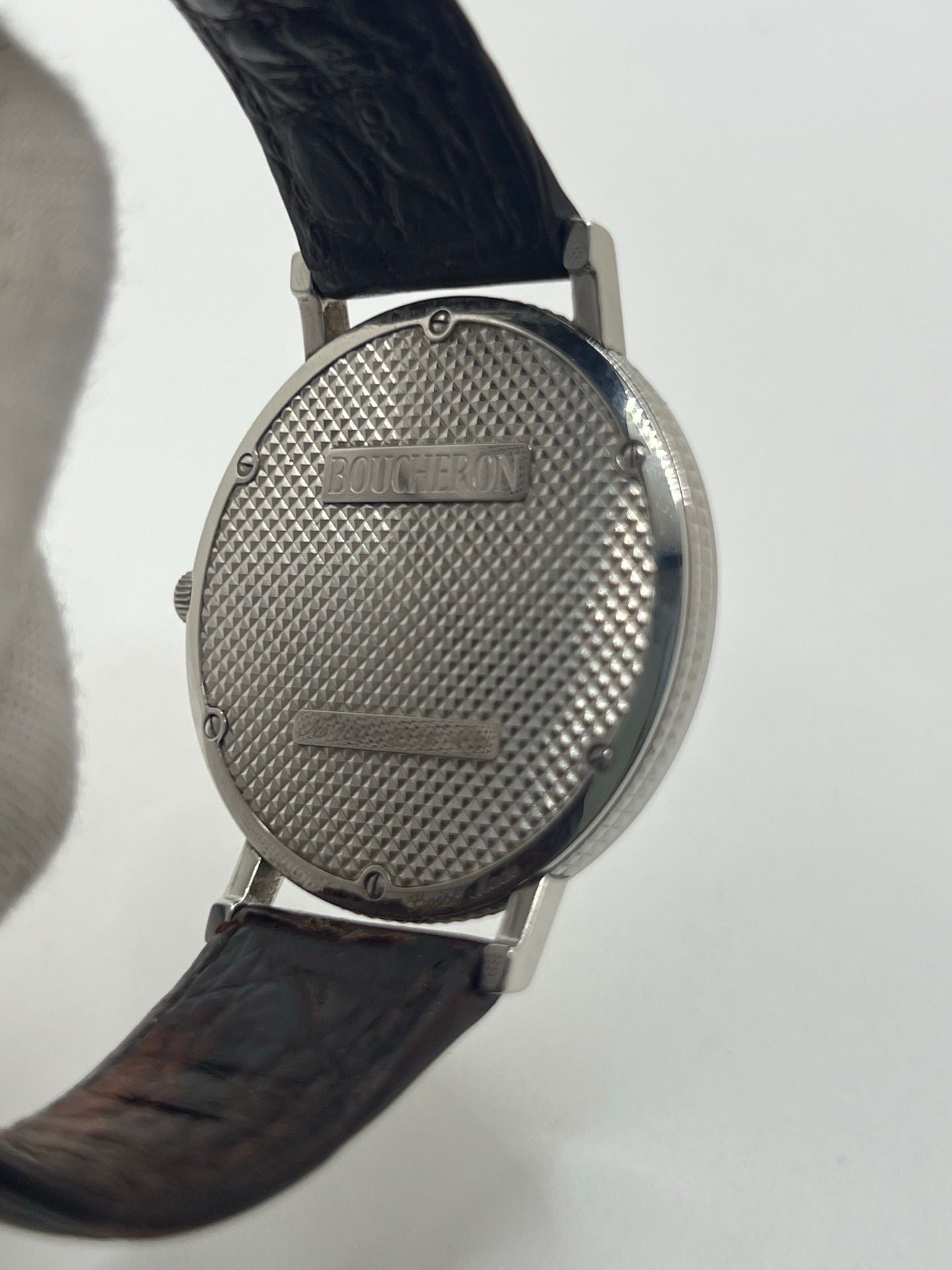 Découvrez l’élégance intemporelle de la Boucheron Ronde Clous de Paris, une montre Boucheron haut de gamme alliant raffinement et savoir-faire horloger. Ce modèle Ronde Clous de Paris se distingue par son cadran en nacre, subtilement mis en valeur par un boîtier en acier de 38 mm et un bracelet en peau d’alligator brun, synonyme de luxe et de confort.