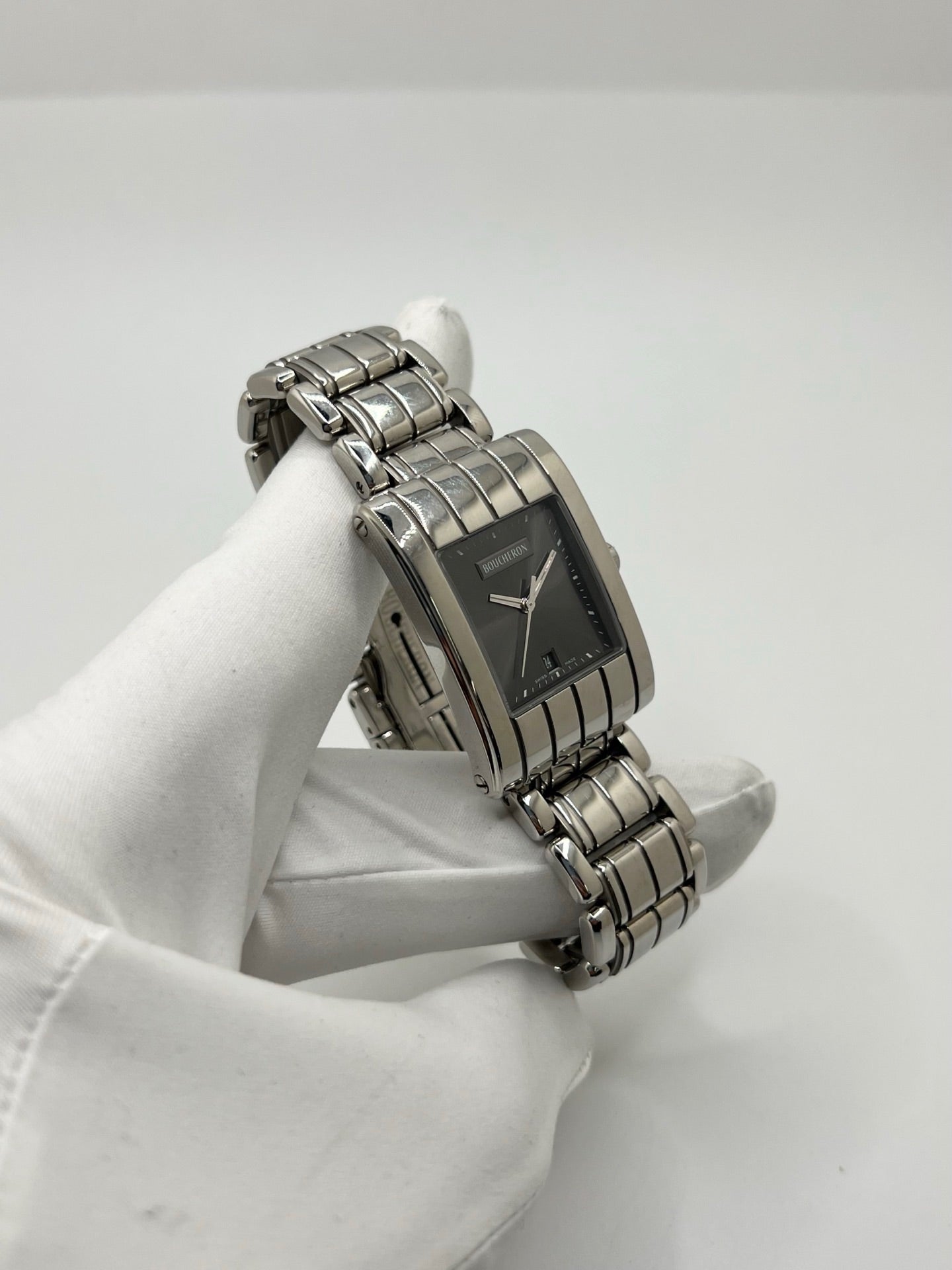 Montre Boucheron Reflet Icare Parallèle en acier, boîtier rectangulaire de 28 x 40 mm avec verre saphir et cadran gris à index bâtons. Équipée d’un mouvement quartz fiable et d’un bracelet en acier avec boucle double déployante. Fonction date discrète. Modèle élégant au design graphique emblématique de la collection Reflet. Montre d’occasion en très bon état, présentant de légères micro-rayures, révisée en interne, sans coffret ni papiers d’origine.