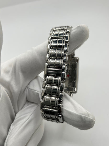 Montre Boucheron Reflet Icare Parallèle en acier, boîtier rectangulaire de 28 x 40 mm avec verre saphir et cadran gris à index bâtons. Équipée d’un mouvement quartz fiable et d’un bracelet en acier avec boucle double déployante. Fonction date discrète. Modèle élégant au design graphique emblématique de la collection Reflet. Montre d’occasion en très bon état, présentant de légères micro-rayures, révisée en interne, sans coffret ni papiers d’origine.