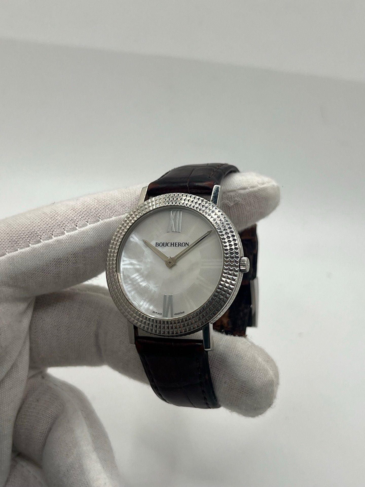 Découvrez l’élégance intemporelle de la Boucheron Ronde Clous de Paris, une montre Boucheron haut de gamme alliant raffinement et savoir-faire horloger. Ce modèle Ronde Clous de Paris se distingue par son cadran en nacre, subtilement mis en valeur par un boîtier en acier de 38 mm et un bracelet en peau d’alligator brun, synonyme de luxe et de confort.