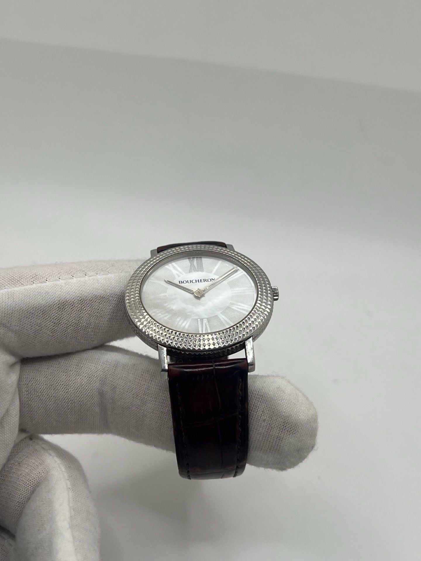 Découvrez l’élégance intemporelle de la Boucheron Ronde Clous de Paris, une montre Boucheron haut de gamme alliant raffinement et savoir-faire horloger. Ce modèle Ronde Clous de Paris se distingue par son cadran en nacre, subtilement mis en valeur par un boîtier en acier de 38 mm et un bracelet en peau d’alligator brun, synonyme de luxe et de confort.