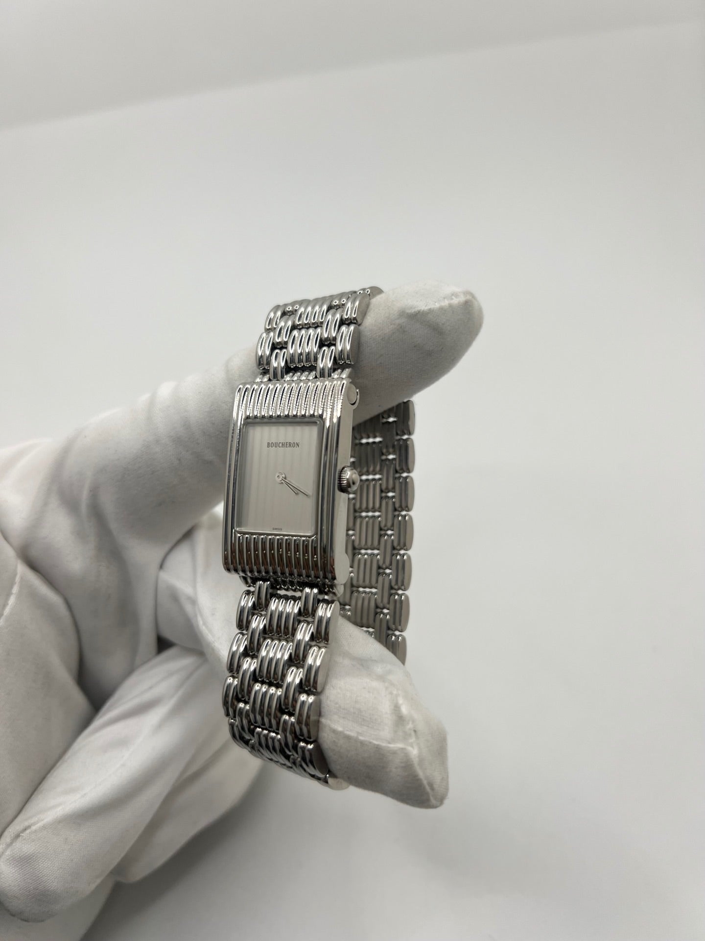Montre Boucheron Reflet en acier avec mouvement quartz, dotée d’un élégant cadran argent massif sans chiffres et protégée par un verre saphir. Son boîtier rectangulaire de 21 x 32 mm et son bracelet en acier avec boucle double pliant lui confèrent un style raffiné et intemporel. Cette montre de luxe unisexe séduit par ses lignes épurées et son design emblématique, idéal pour les amateurs d’horlogerie et de pièces de prestige d’occasion.
