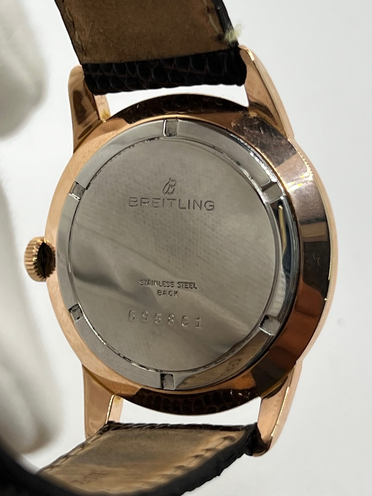 Montre Breitling Genève 2907 à remontage manuel, dotée d’un boîtier plaqué or de 35 mm et d’un calibre 220. Son cadran blanc est protégé par un verre Plexiglas et associé à un bracelet en cuir de lézard noir avec boucle ardillon en acier. Cette montre vintage Breitling Genève 2907, en très bon état, présente de légères traces d’usure. Révisée en interne en septembre 2026, elle est proposée sans coffret ni papiers d’origine.