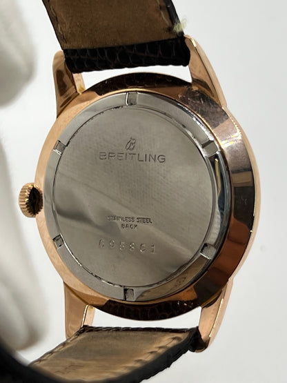 Montre Breitling Genève 2907 à remontage manuel, dotée d’un boîtier plaqué or de 35 mm et d’un calibre 220. Son cadran blanc est protégé par un verre Plexiglas et associé à un bracelet en cuir de lézard noir avec boucle ardillon en acier. Cette montre vintage Breitling Genève 2907, en très bon état, présente de légères traces d’usure. Révisée en interne en septembre 2026, elle est proposée sans coffret ni papiers d’origine.