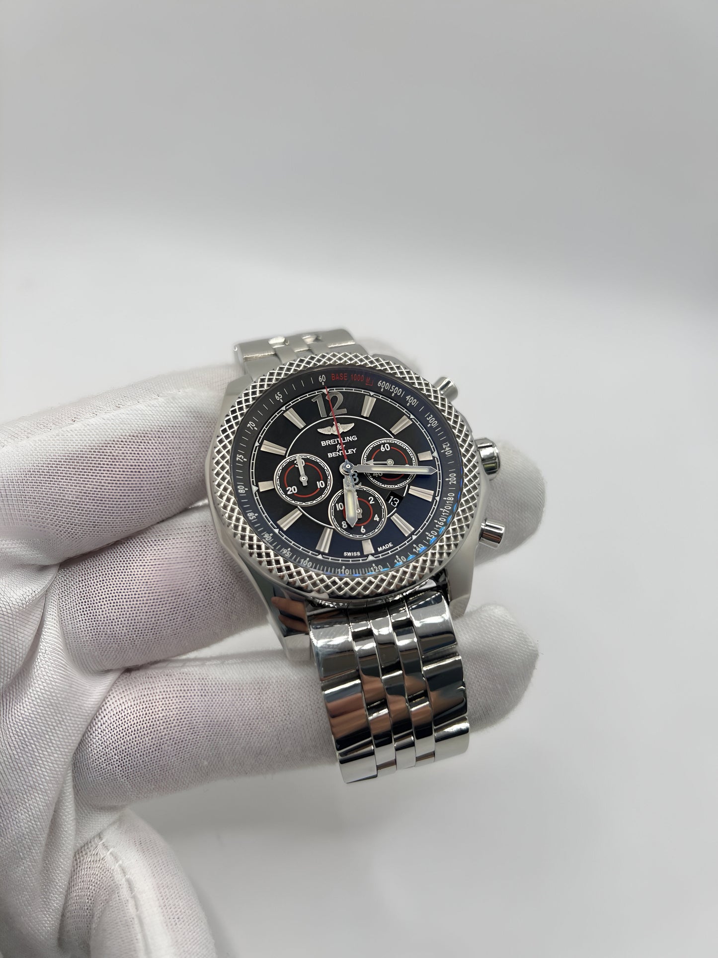 Découvrez la Breitling Bentley Barnato 42, un chronographe d’exception alliant performance et élégance. Inspirée par l’univers automobile Bentley, cette montre de prestige est dotée d’un design raffiné et d’une mécanique de haute précision. Livrée avec sa boîte d’origine, elle constitue un choix idéal pour les amateurs de montres de luxe et les collectionneurs exigeants.
