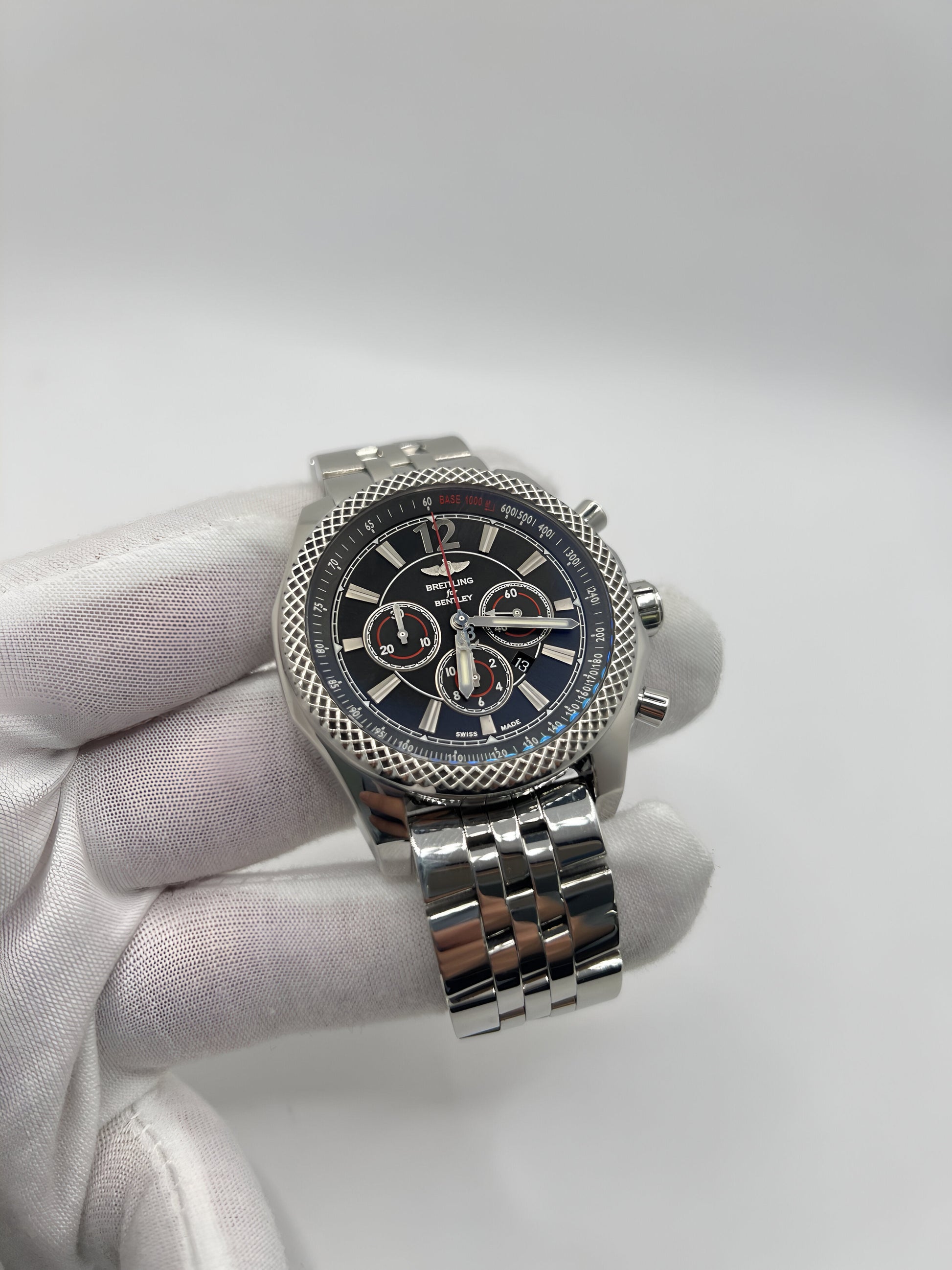 Découvrez la Breitling Bentley Barnato 42, un chronographe d’exception alliant performance et élégance. Inspirée par l’univers automobile Bentley, cette montre de prestige est dotée d’un design raffiné et d’une mécanique de haute précision. Livrée avec sa boîte d’origine, elle constitue un choix idéal pour les amateurs de montres de luxe et les collectionneurs exigeants.