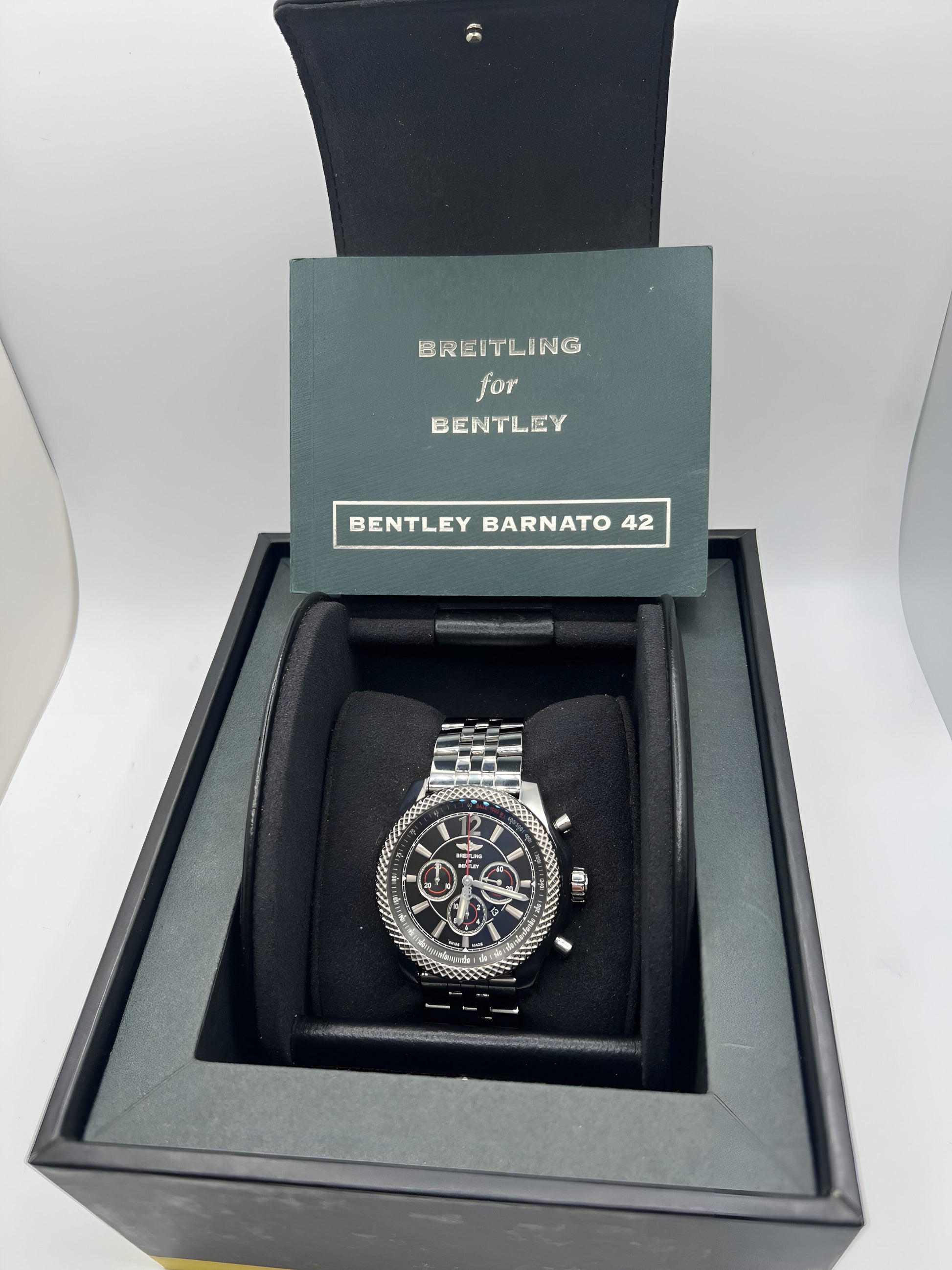 Découvrez la Breitling Bentley Barnato 42, un chronographe d’exception alliant performance et élégance. Inspirée par l’univers automobile Bentley, cette montre de prestige est dotée d’un design raffiné et d’une mécanique de haute précision. Livrée avec sa boîte d’origine, elle constitue un choix idéal pour les amateurs de montres de luxe et les collectionneurs exigeants.