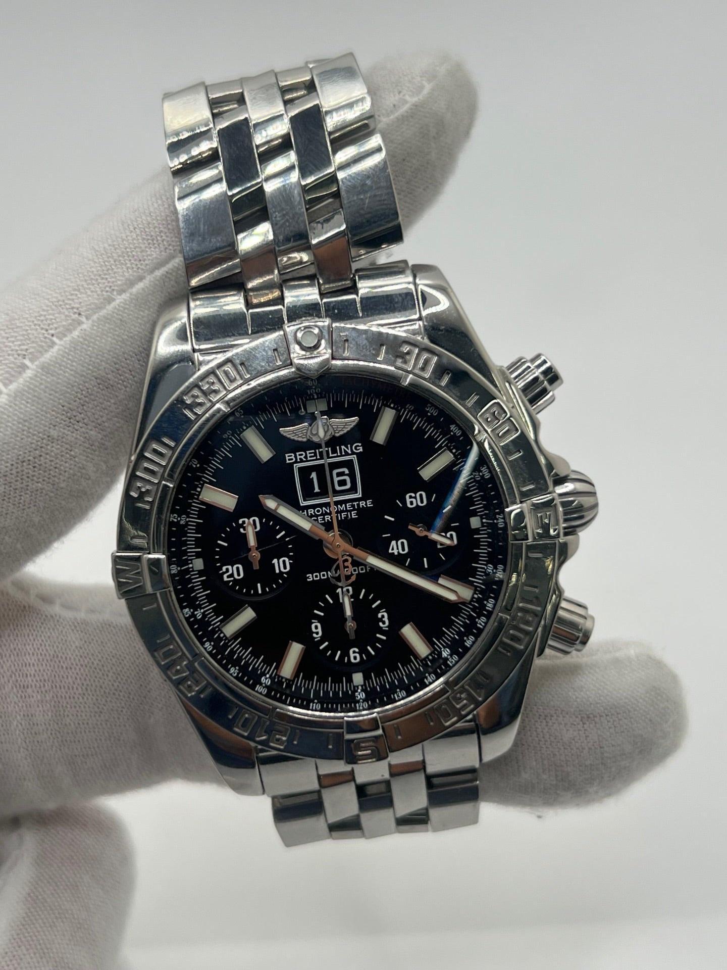 Breitling Blackbird référence A44359, chronographe automatique pour homme avec boîtier en acier de 44 mm et bracelet acier assorti. Cadran noir sans chiffres offrant une lecture claire, protégé par un verre saphir résistant aux rayures. Lunette acier et étanchéité jusqu’à 30 ATM. Équipée du calibre Breitling 44 avec réserve de marche d’environ 42 heures, fonction chronographe et date. Modèle de 2010 en très bon état, révisé, livré avec coffret et papiers d’origine.