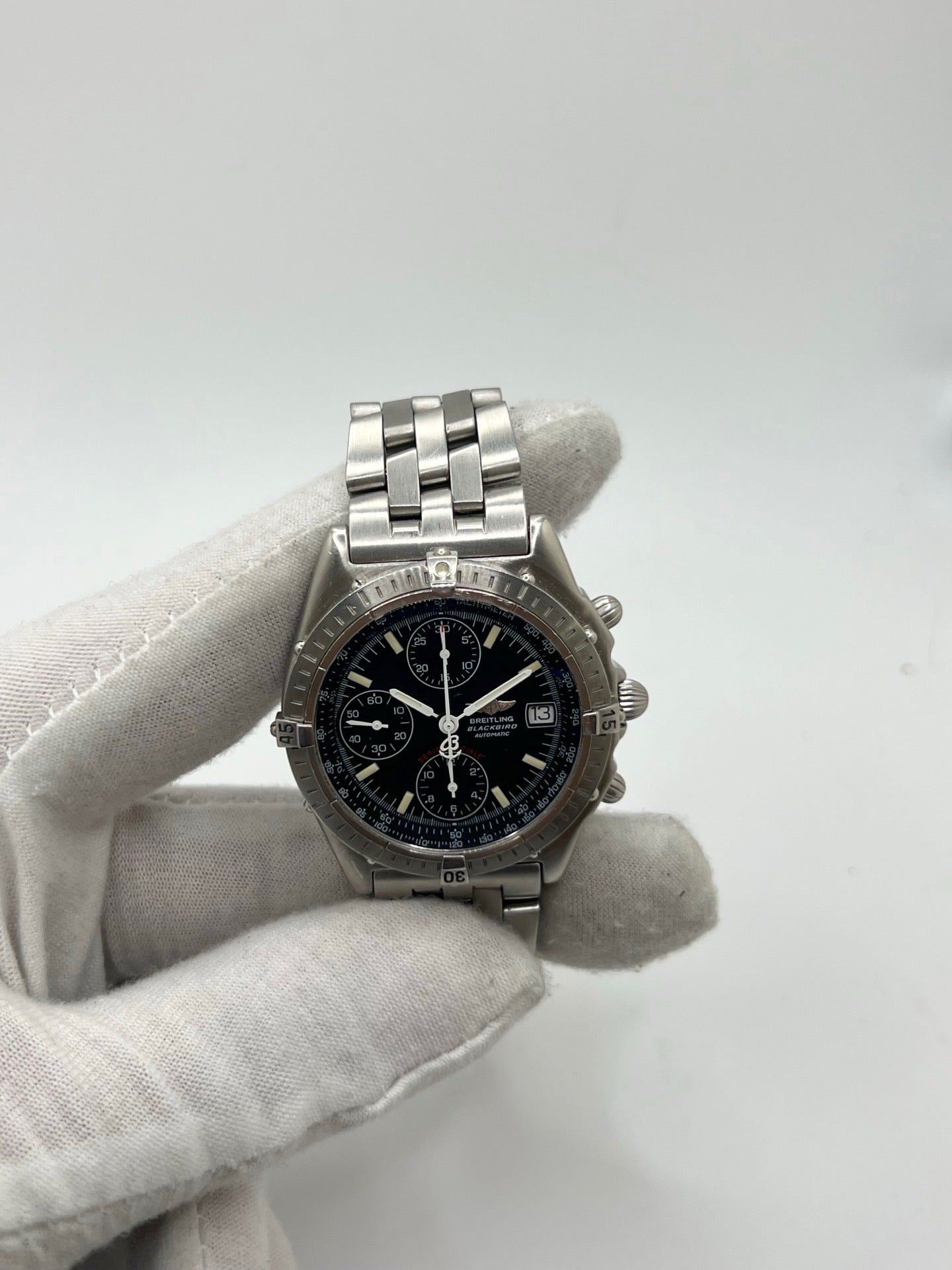 Montre chronographe Breitling Blackbird référence A13050.1 en acier avec cadran noir, bracelet acier assorti et verre saphir. Boîtier robuste de 39 mm avec lunette acier et fonction date. Mouvement automatique calibre 13 basé sur Valjoux 7750 offrant 42 heures de réserve de marche. Montre homme élégante et sportive, étanche 10 ATM, idéale pour collectionneur ou usage quotidien. Modèle emblématique Breitling au style intemporel.