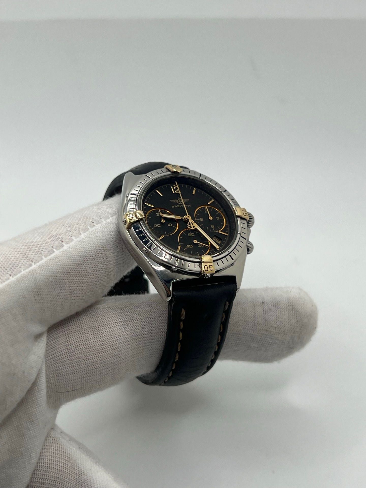 Découvrez la Breitling Chronomat référence 80350, une montre de luxe iconique alliant élégance et performance. Dotée d’un mouvement quartz précis, d’un boîtier en or et acier, d’un cadran noir et d’un bracelet en cuir, elle incarne le savoir-faire horloger suisse.