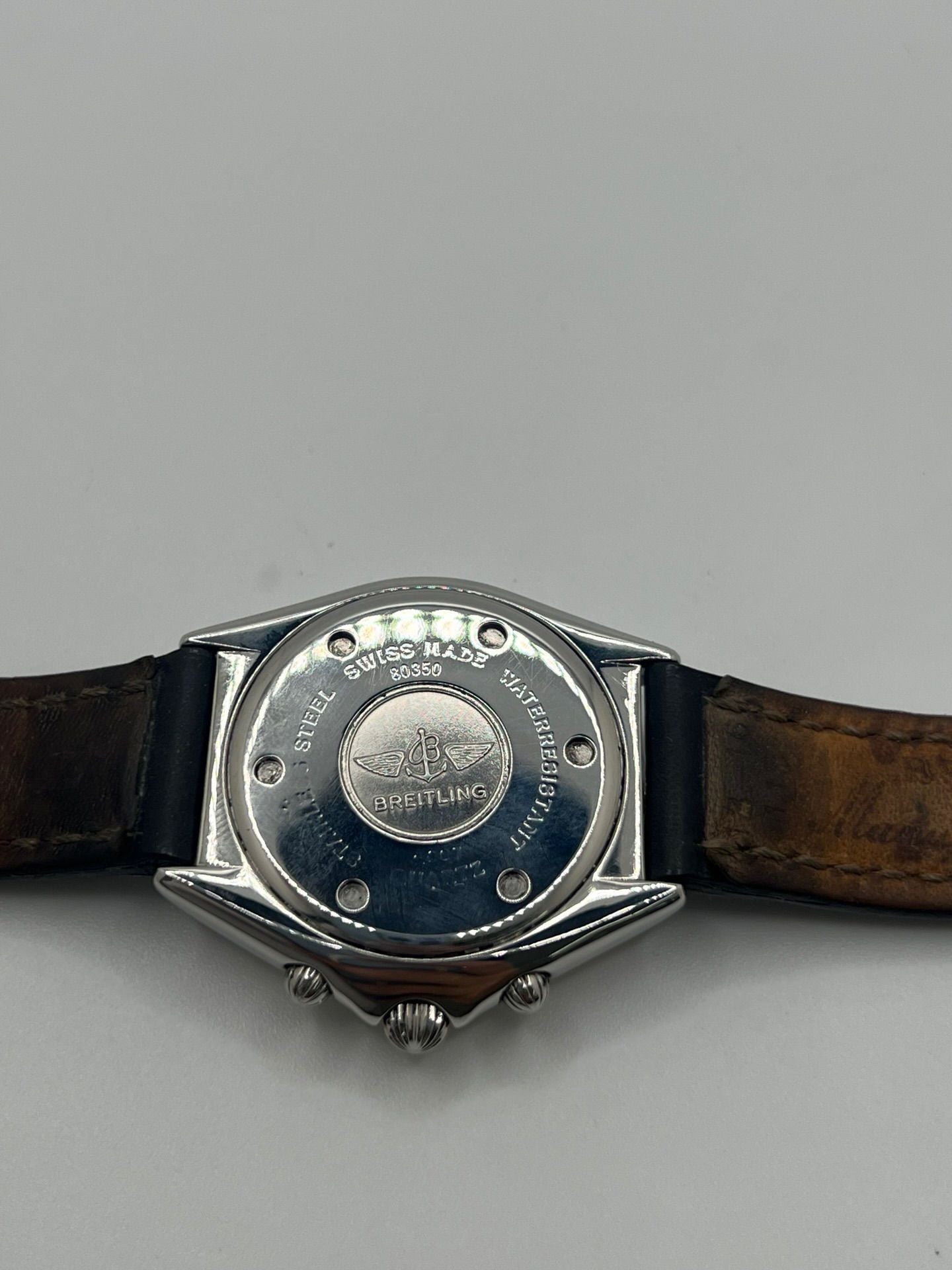 Découvrez la Breitling Chronomat référence 80350, une montre de luxe iconique alliant élégance et performance. Dotée d’un mouvement quartz précis, d’un boîtier en or et acier, d’un cadran noir et d’un bracelet en cuir, elle incarne le savoir-faire horloger suisse.