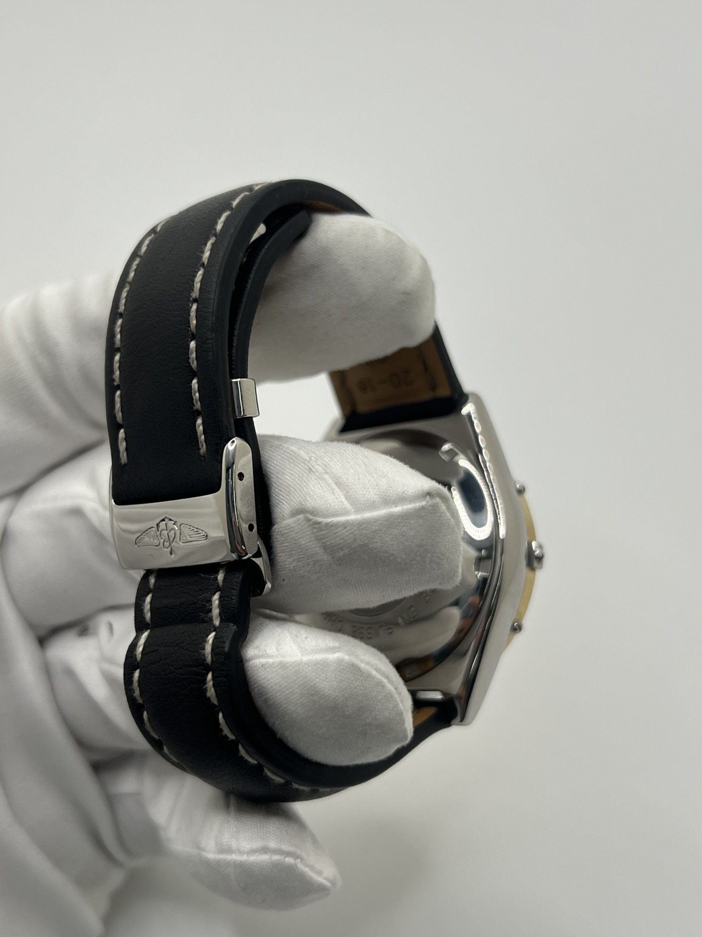 Chronographe Breitling Chronomat référence D13048, montre de luxe suisse emblématique au design sportif et élégant. Ce modèle présente un boîtier robuste, une lunette caractéristique de la collection Chronomat et un cadran avec compteurs de chronographe offrant une excellente lisibilité. Appréciée des passionnés d’horlogerie, la Breitling Chronomat incarne la précision, la fiabilité et le savoir-faire horloger suisse.