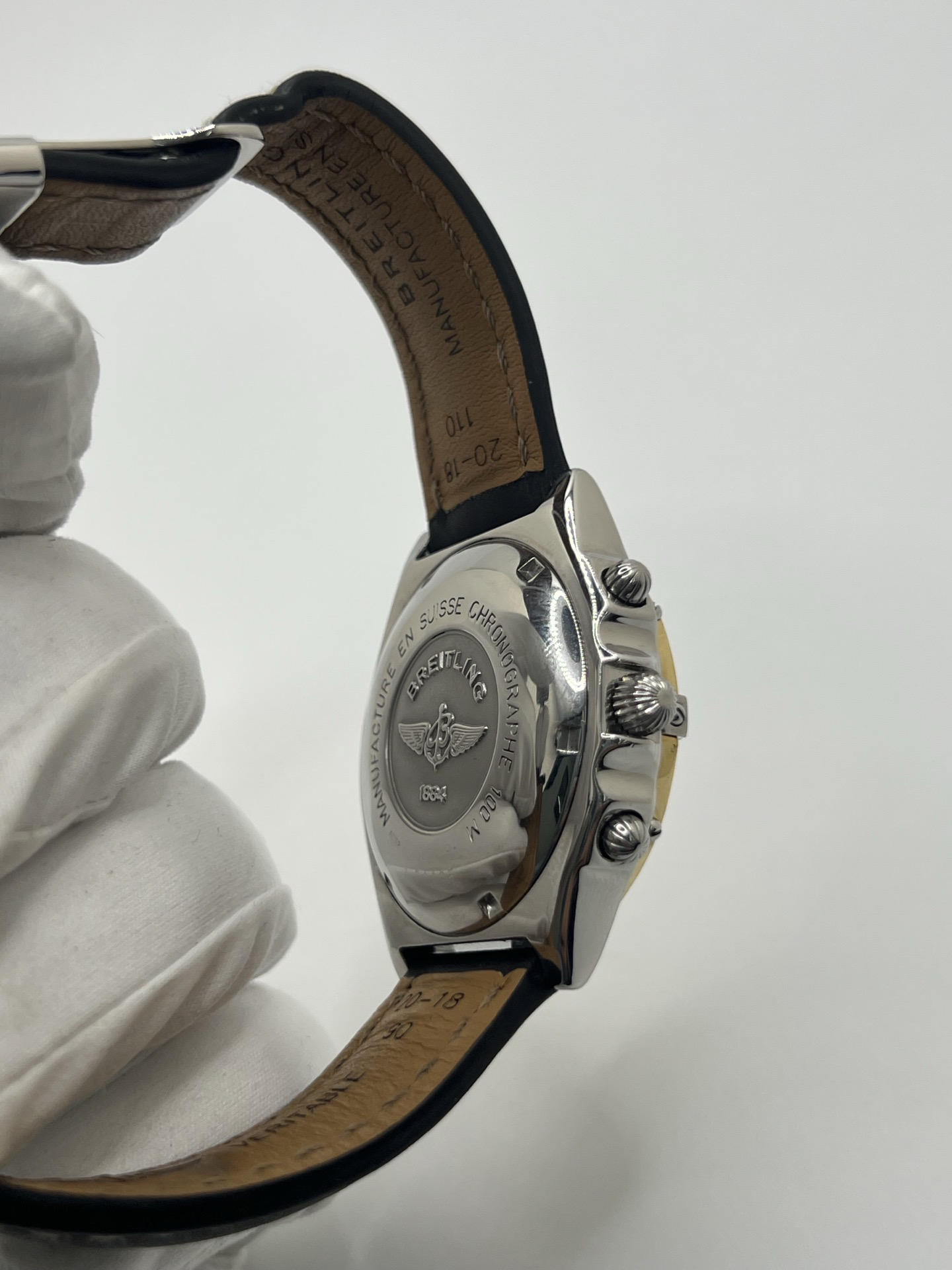 Chronographe Breitling Chronomat référence D13048, montre de luxe suisse emblématique au design sportif et élégant. Ce modèle présente un boîtier robuste, une lunette caractéristique de la collection Chronomat et un cadran avec compteurs de chronographe offrant une excellente lisibilité. Appréciée des passionnés d’horlogerie, la Breitling Chronomat incarne la précision, la fiabilité et le savoir-faire horloger suisse.