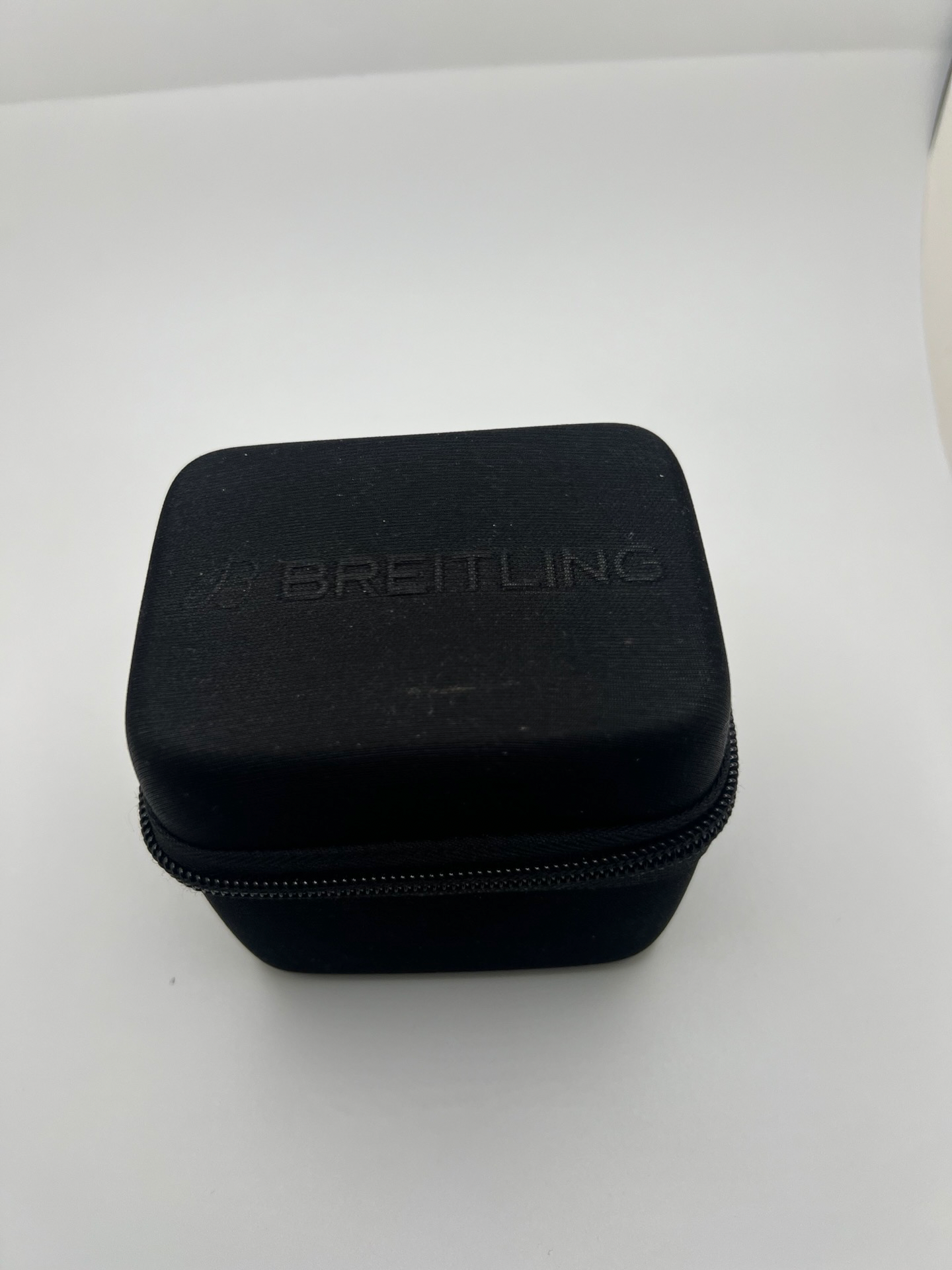 Chronographe Breitling Chronomat référence D13048, montre de luxe suisse emblématique au design sportif et élégant. Ce modèle présente un boîtier robuste, une lunette caractéristique de la collection Chronomat et un cadran avec compteurs de chronographe offrant une excellente lisibilité. Appréciée des passionnés d’horlogerie, la Breitling Chronomat incarne la précision, la fiabilité et le savoir-faire horloger suisse.