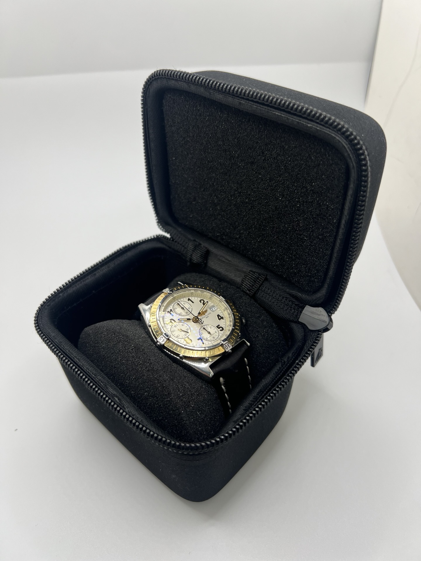 Chronographe Breitling Chronomat référence D13048, montre de luxe suisse emblématique au design sportif et élégant. Ce modèle présente un boîtier robuste, une lunette caractéristique de la collection Chronomat et un cadran avec compteurs de chronographe offrant une excellente lisibilité. Appréciée des passionnés d’horlogerie, la Breitling Chronomat incarne la précision, la fiabilité et le savoir-faire horloger suisse.