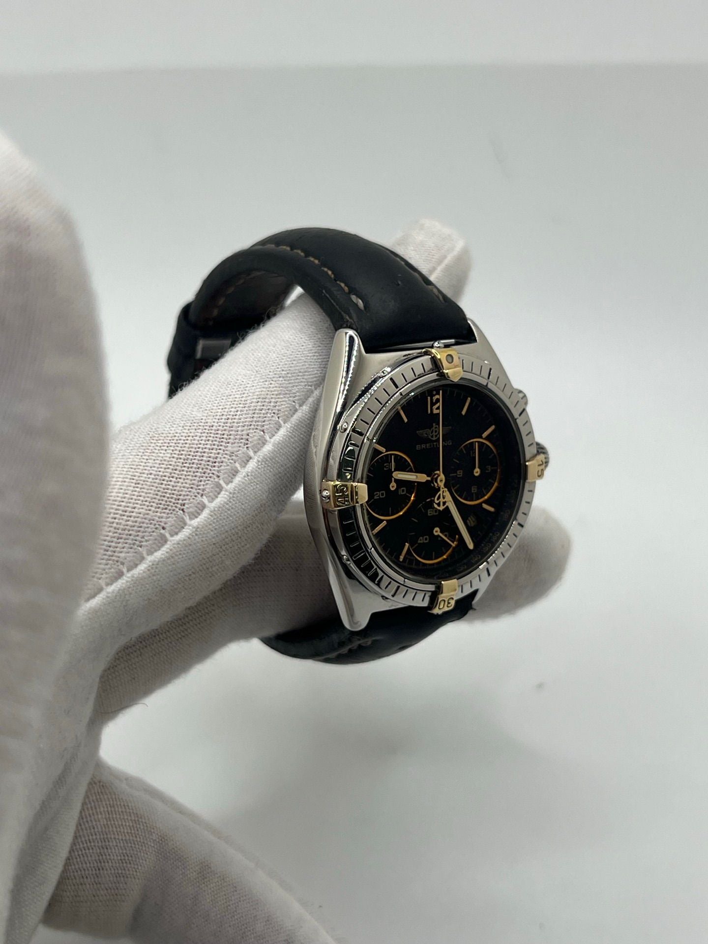 Découvrez la Breitling Chronomat référence 80350, une montre de luxe iconique alliant élégance et performance. Dotée d’un mouvement quartz précis, d’un boîtier en or et acier, d’un cadran noir et d’un bracelet en cuir, elle incarne le savoir-faire horloger suisse.