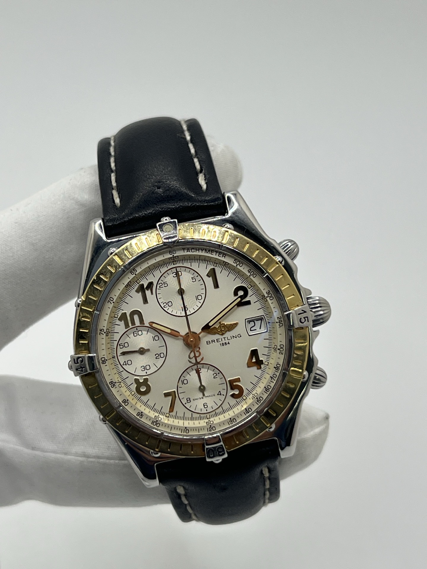 Chronographe Breitling Chronomat référence D13048, montre de luxe suisse emblématique au design sportif et élégant. Ce modèle présente un boîtier robuste, une lunette caractéristique de la collection Chronomat et un cadran avec compteurs de chronographe offrant une excellente lisibilité. Appréciée des passionnés d’horlogerie, la Breitling Chronomat incarne la précision, la fiabilité et le savoir-faire horloger suisse.