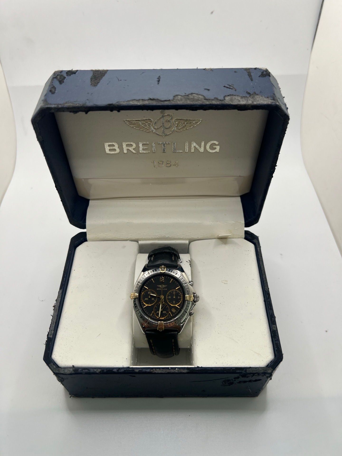 Découvrez la Breitling Chronomat référence 80350, une montre de luxe iconique alliant élégance et performance. Dotée d’un mouvement quartz précis, d’un boîtier en or et acier, d’un cadran noir et d’un bracelet en cuir, elle incarne le savoir-faire horloger suisse.