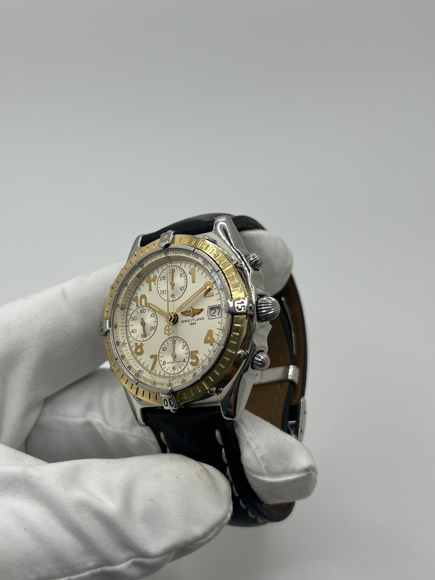 Chronographe Breitling Chronomat référence D13048, montre de luxe suisse emblématique au design sportif et élégant. Ce modèle présente un boîtier robuste, une lunette caractéristique de la collection Chronomat et un cadran avec compteurs de chronographe offrant une excellente lisibilité. Appréciée des passionnés d’horlogerie, la Breitling Chronomat incarne la précision, la fiabilité et le savoir-faire horloger suisse.