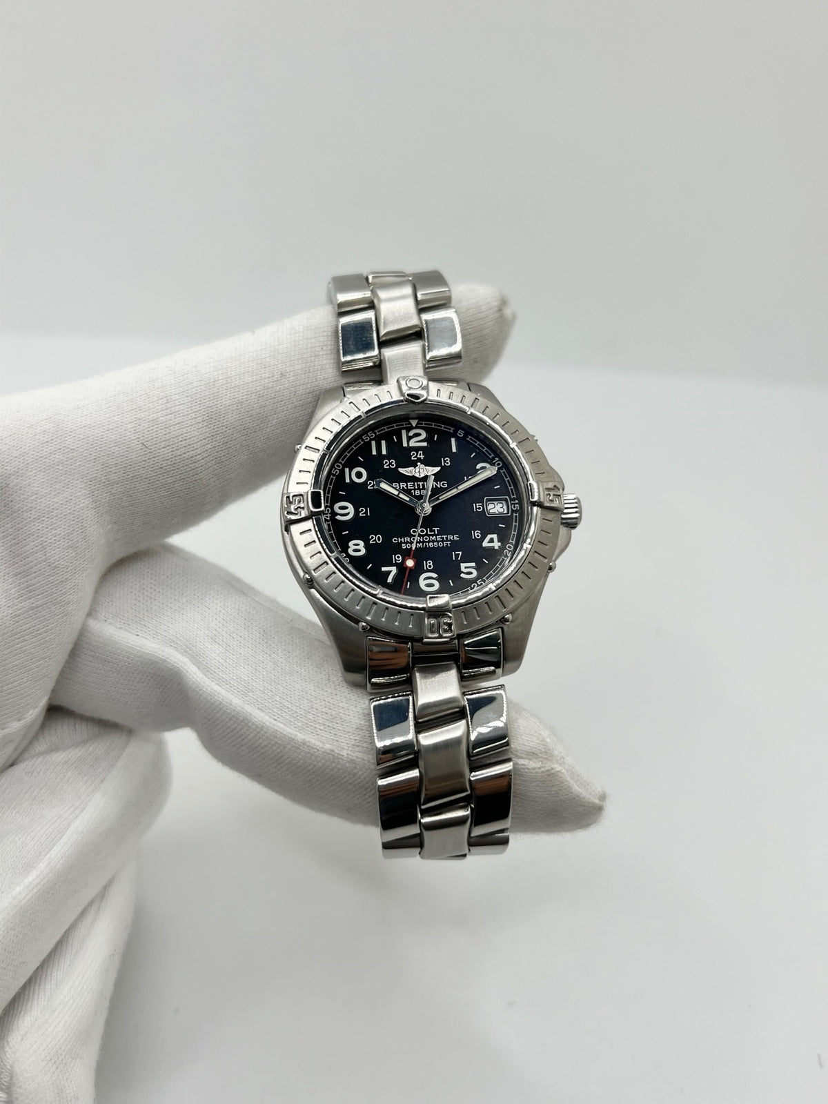 Montre Breitling Colt A74350 en acier inoxydable, équipée d’un mouvement à quartz et d’un cadran noir élégant. Avec son boîtier de 38 mm, son verre saphir et son bracelet en acier, cette montre Breitling allie robustesse, précision et style intemporel. Étanche jusqu’à 50 ATM, elle dispose également d’un affichage de la date. Cette Breitling Colt pour homme se distingue par son design sportif et raffiné. D’occasion en très bon état, elle a bénéficié d’une révision interne le 22 octobre 2026.