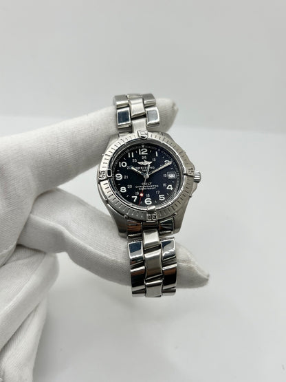 Montre Breitling Colt A74350 en acier inoxydable, équipée d’un mouvement à quartz et d’un cadran noir élégant. Avec son boîtier de 38 mm, son verre saphir et son bracelet en acier, cette montre Breitling allie robustesse, précision et style intemporel. Étanche jusqu’à 50 ATM, elle dispose également d’un affichage de la date. Cette Breitling Colt pour homme se distingue par son design sportif et raffiné. D’occasion en très bon état, elle a bénéficié d’une révision interne le 22 octobre 2026.