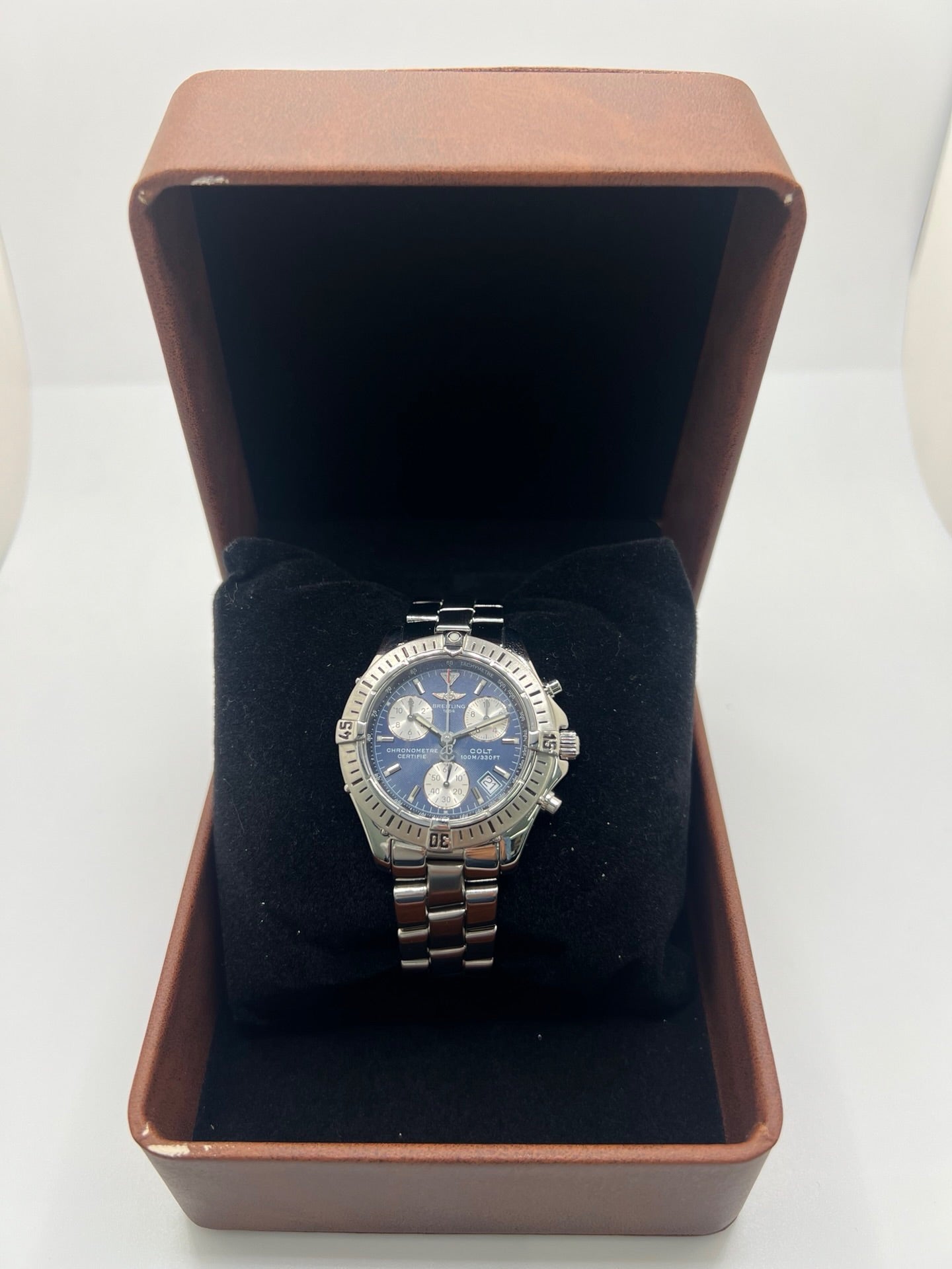 Montre Breitling Colt Chronograph A73350 en acier pour homme ou unisexe, équipée d’un mouvement quartz et d’un boîtier de 38 mm. Ce chronographe d’occasion en très bon état présente un cadran bleu sans chiffres, un verre saphir, une étanchéité de 10 ATM et une fonction date. Son bracelet en acier avec boucle déployante apporte confort et robustesse. Cette Breitling Colt Chronograph séduit par son style sportif, précis et intemporel, idéal pour les amateurs de montres de luxe.