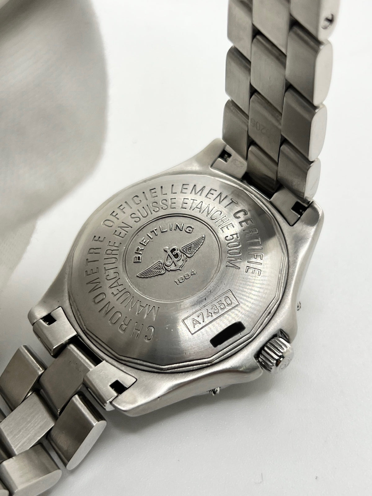 Montre Breitling Colt A74350 en acier inoxydable, équipée d’un mouvement à quartz et d’un cadran noir élégant. Avec son boîtier de 38 mm, son verre saphir et son bracelet en acier, cette montre Breitling allie robustesse, précision et style intemporel. Étanche jusqu’à 50 ATM, elle dispose également d’un affichage de la date. Cette Breitling Colt pour homme se distingue par son design sportif et raffiné. D’occasion en très bon état, elle a bénéficié d’une révision interne le 22 octobre 2026.