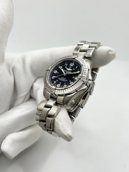 Montre Breitling Colt A74350 en acier inoxydable, équipée d’un mouvement à quartz et d’un cadran noir élégant. Avec son boîtier de 38 mm, son verre saphir et son bracelet en acier, cette montre Breitling allie robustesse, précision et style intemporel. Étanche jusqu’à 50 ATM, elle dispose également d’un affichage de la date. Cette Breitling Colt pour homme se distingue par son design sportif et raffiné. D’occasion en très bon état, elle a bénéficié d’une révision interne le 22 octobre 2026.