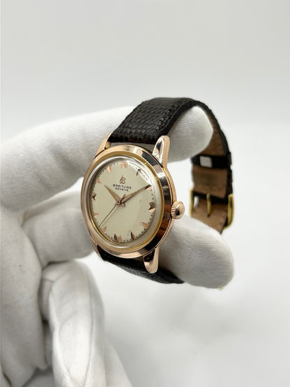 Montre Breitling Genève 2907 à remontage manuel, dotée d’un boîtier plaqué or de 35 mm et d’un calibre 220. Son cadran blanc est protégé par un verre Plexiglas et associé à un bracelet en cuir de lézard noir avec boucle ardillon en acier. Cette montre vintage Breitling Genève 2907, en très bon état, présente de légères traces d’usure. Révisée en interne en septembre 2026, elle est proposée sans coffret ni papiers d’origine.