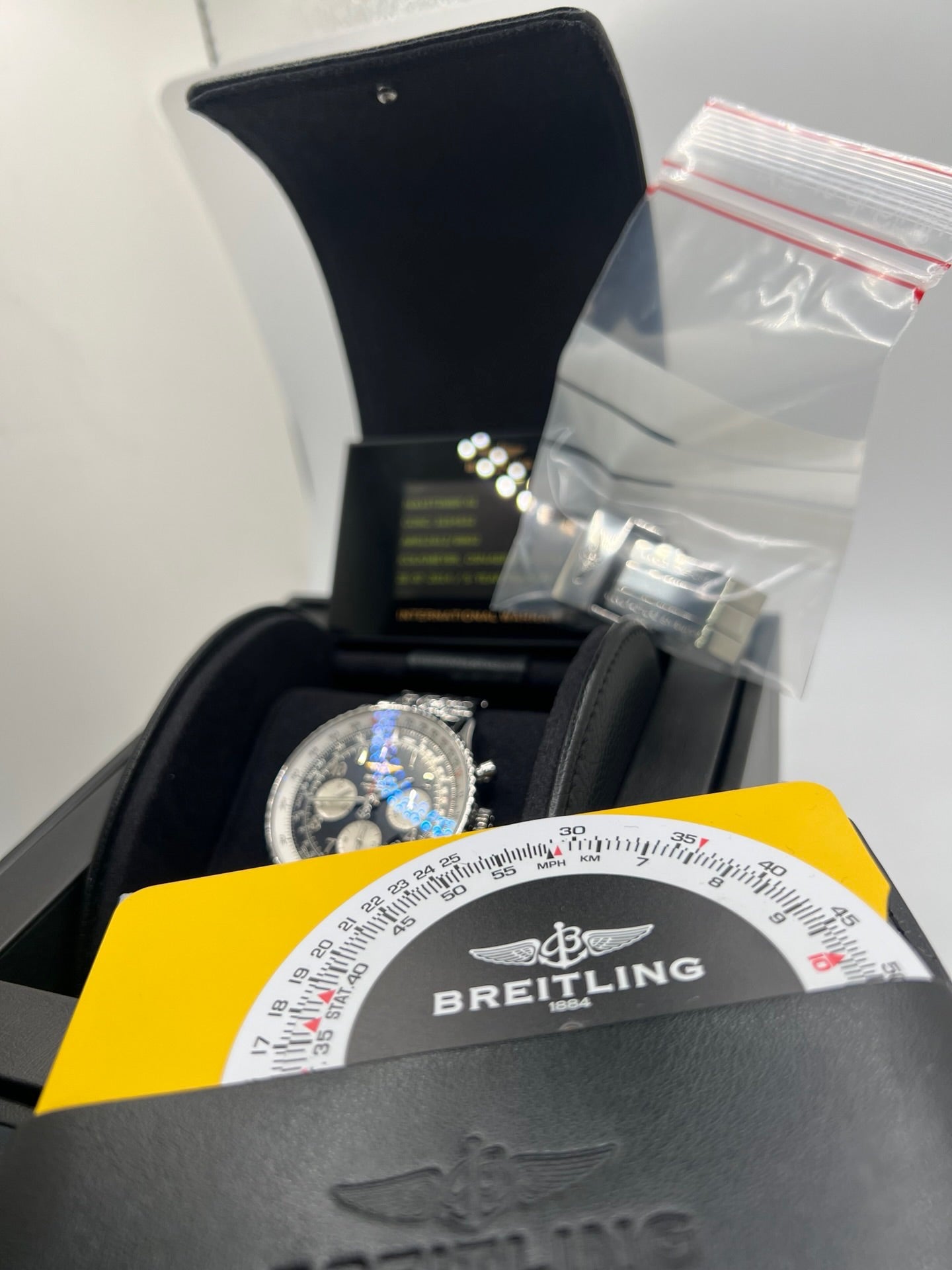 Montre chronographe automatique Breitling Navitimer 01 référence AB012012/BB02 en acier, boîtier de 43 mm avec cadran noir emblématique et règle à calcul circulaire. Modèle iconique équipé du calibre manufacture Breitling 01 offrant 70 heures de réserve de marche. Bracelet en acier avec boucle déployante. Montre homme d’occasion en très bon état, révisée par le fabricant, livrée avec coffret et papiers d’origine.