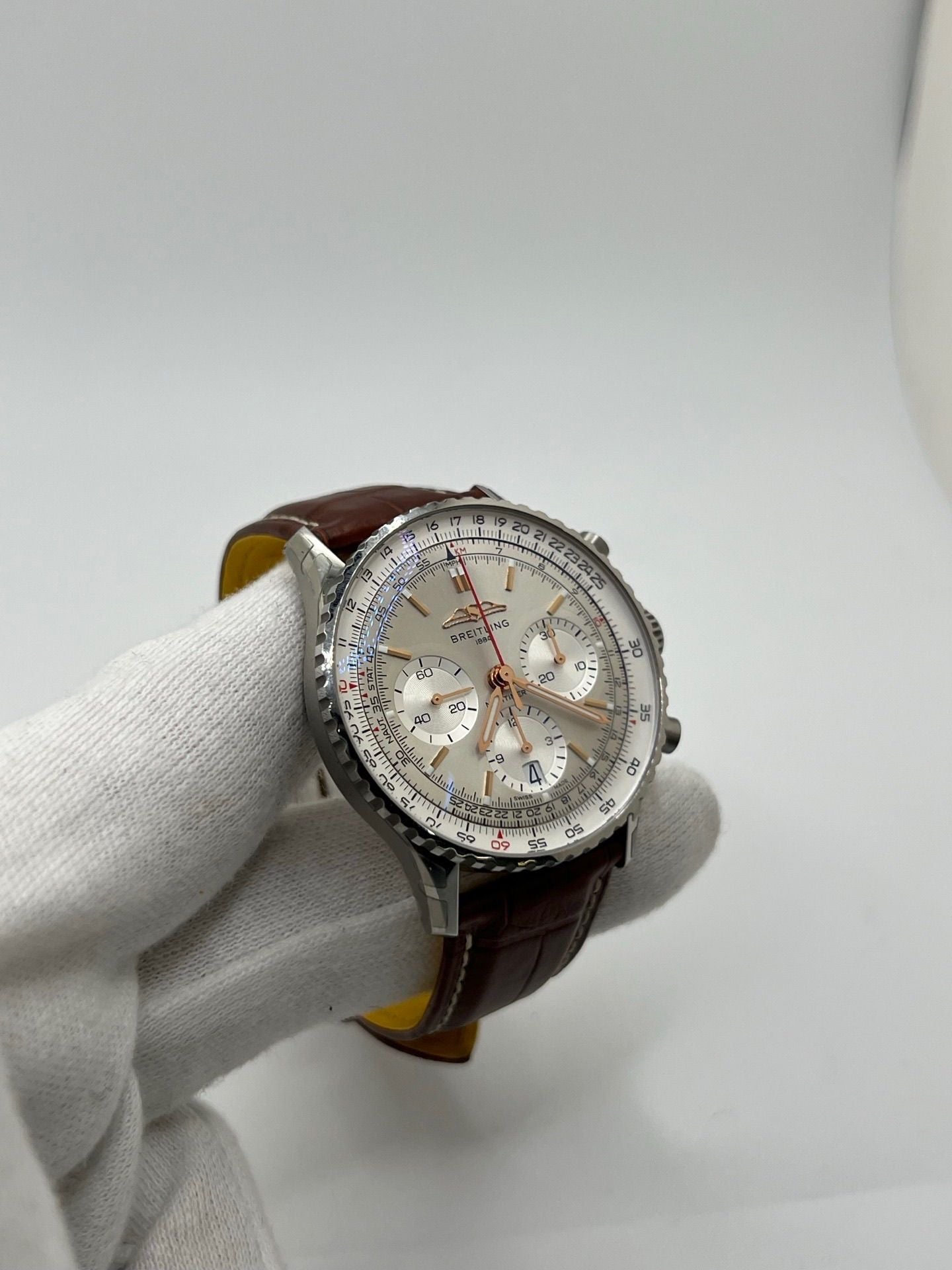 Montre de luxe Breitling Navitimer 1 B01 Chronograph référence AB0139211G1P1 en acier, équipée d’un mouvement automatique avec réserve de marche de 70 heures. Boîtier de 41 mm, cadran argent, verre saphir et bracelet en cuir de crocodile brun. Chronographe précis, étanchéité 3 ATM, modèle neuf livré avec coffret et papiers d’origine.