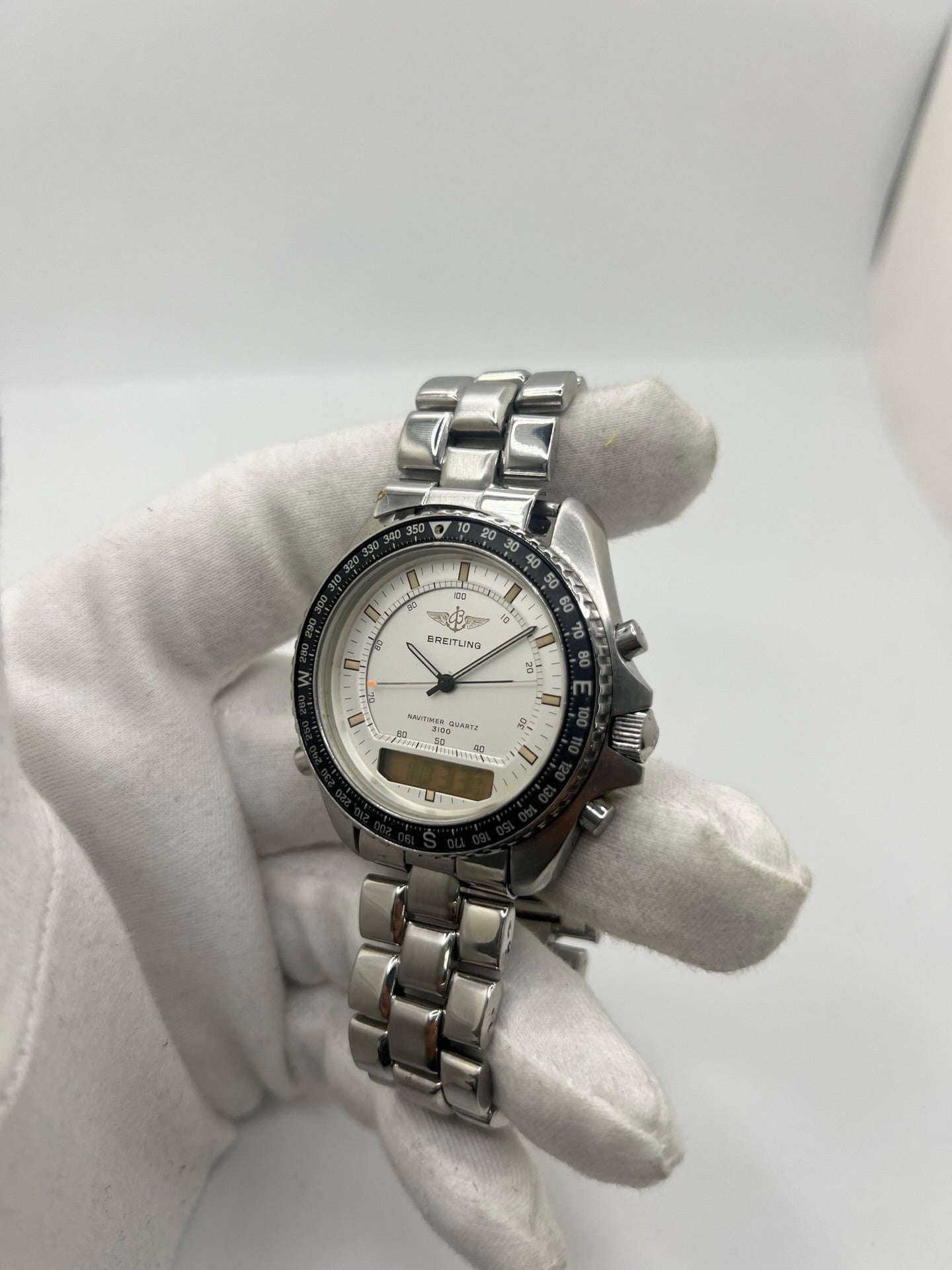 Montre Breitling Navitimer Pluton réf. 80191 en acier avec mouvement à quartz, cadran blanc à index sertis, verre saphir et lunette tournante. Ce chronographe est équipé d'un bracelet en acier avec boucle déployante, offrant robustesse et confort au quotidien. Son boîtier de 41 mm affirme un style sportif emblématique. Cette Breitling Navitimer Pluton d'occasion est en très bon état, révisée en interne et disponible immédiatement.