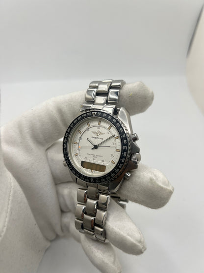 Montre Breitling Navitimer Pluton réf. 80191 en acier avec mouvement à quartz, cadran blanc à index sertis, verre saphir et lunette tournante. Ce chronographe est équipé d'un bracelet en acier avec boucle déployante, offrant robustesse et confort au quotidien. Son boîtier de 41 mm affirme un style sportif emblématique. Cette Breitling Navitimer Pluton d'occasion est en très bon état, révisée en interne et disponible immédiatement.