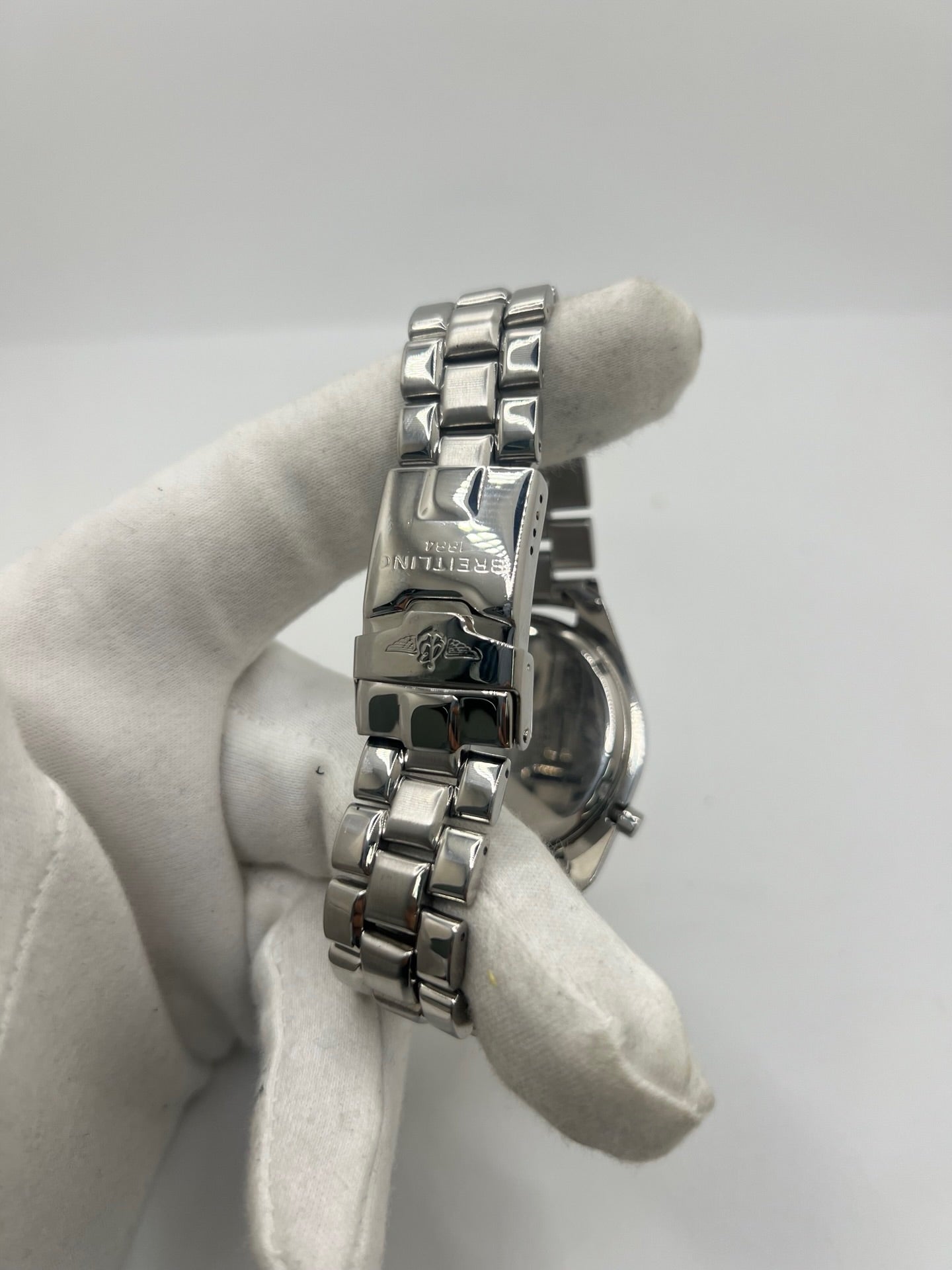 Montre Breitling Navitimer Pluton réf. 80191 en acier avec mouvement à quartz, cadran blanc à index sertis, verre saphir et lunette tournante. Ce chronographe est équipé d'un bracelet en acier avec boucle déployante, offrant robustesse et confort au quotidien. Son boîtier de 41 mm affirme un style sportif emblématique. Cette Breitling Navitimer Pluton d'occasion est en très bon état, révisée en interne et disponible immédiatement.