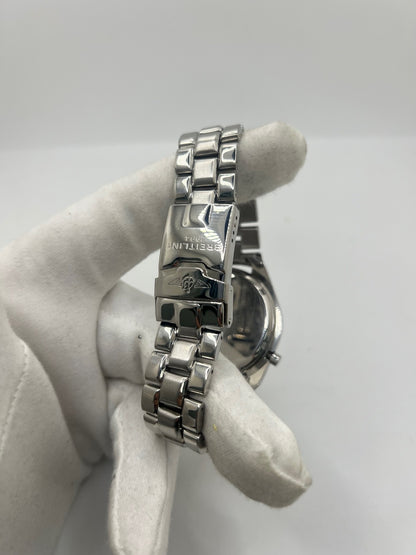 Montre Breitling Navitimer Pluton réf. 80191 en acier avec mouvement à quartz, cadran blanc à index sertis, verre saphir et lunette tournante. Ce chronographe est équipé d'un bracelet en acier avec boucle déployante, offrant robustesse et confort au quotidien. Son boîtier de 41 mm affirme un style sportif emblématique. Cette Breitling Navitimer Pluton d'occasion est en très bon état, révisée en interne et disponible immédiatement.