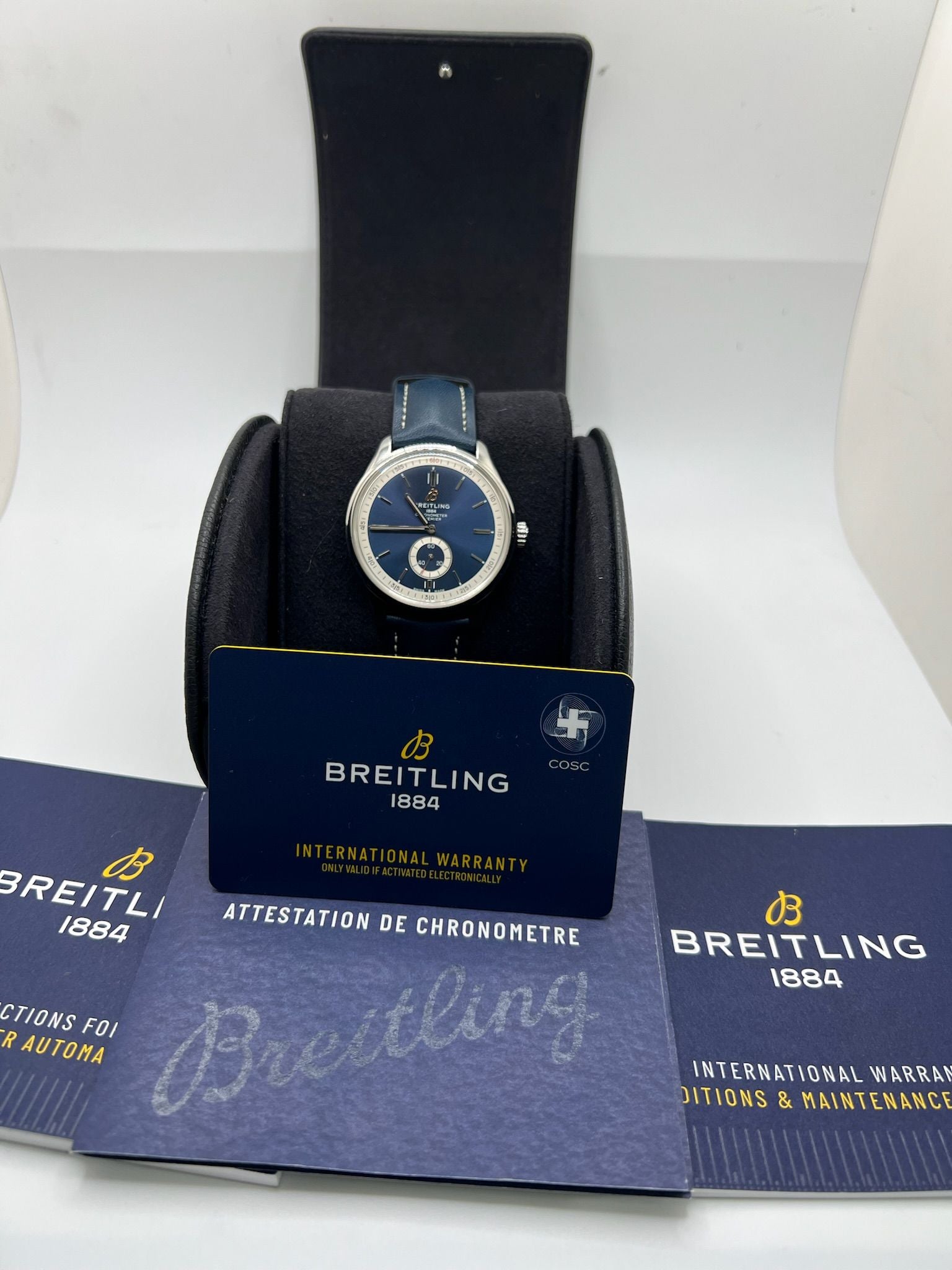 La Breitling Premier Automatique 40 mm full set de 2021 incarne l'élégance et la précision horlogère. Dotée d'un boîtier en acier, d’un cadran bleu sans chiffres, d’un verre saphir et d’un bracelet en cuir bleu, elle abrite un mouvement automatique Breitling 37 avec 38 heures de réserve de marche. Ce modèle homme/unisexe est livré avec son coffret et ses papiers d'origine. Une montre raffinée et fiable, en très bon état.