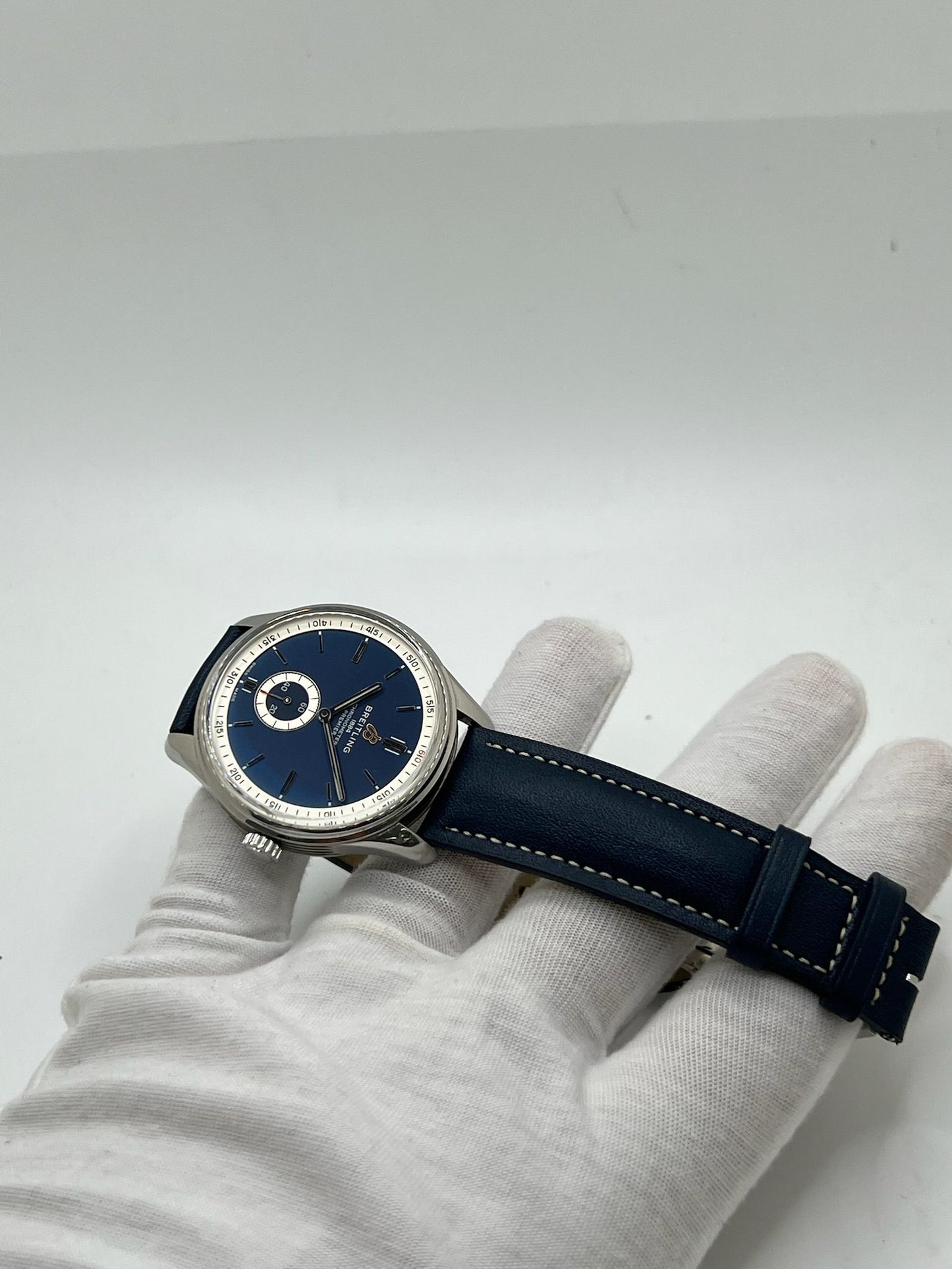 La Breitling Premier Automatique 40 mm full set de 2021 incarne l'élégance et la précision horlogère. Dotée d'un boîtier en acier, d’un cadran bleu sans chiffres, d’un verre saphir et d’un bracelet en cuir bleu, elle abrite un mouvement automatique Breitling 37 avec 38 heures de réserve de marche. Ce modèle homme/unisexe est livré avec son coffret et ses papiers d'origine. Une montre raffinée et fiable, en très bon état.