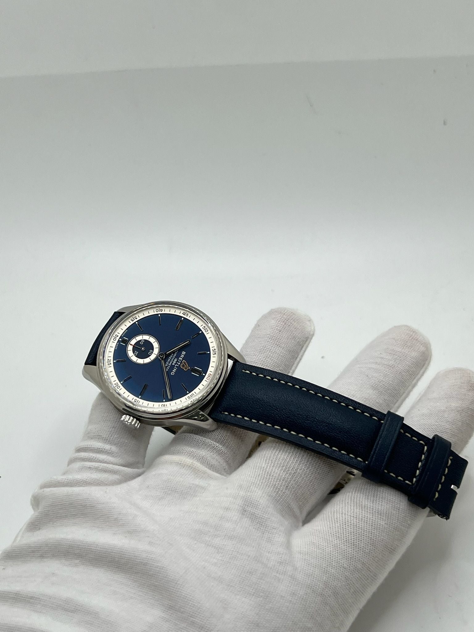 La Breitling Premier Automatique 40 mm full set de 2021 incarne l'élégance et la précision horlogère. Dotée d'un boîtier en acier, d’un cadran bleu sans chiffres, d’un verre saphir et d’un bracelet en cuir bleu, elle abrite un mouvement automatique Breitling 37 avec 38 heures de réserve de marche. Ce modèle homme/unisexe est livré avec son coffret et ses papiers d'origine. Une montre raffinée et fiable, en très bon état.