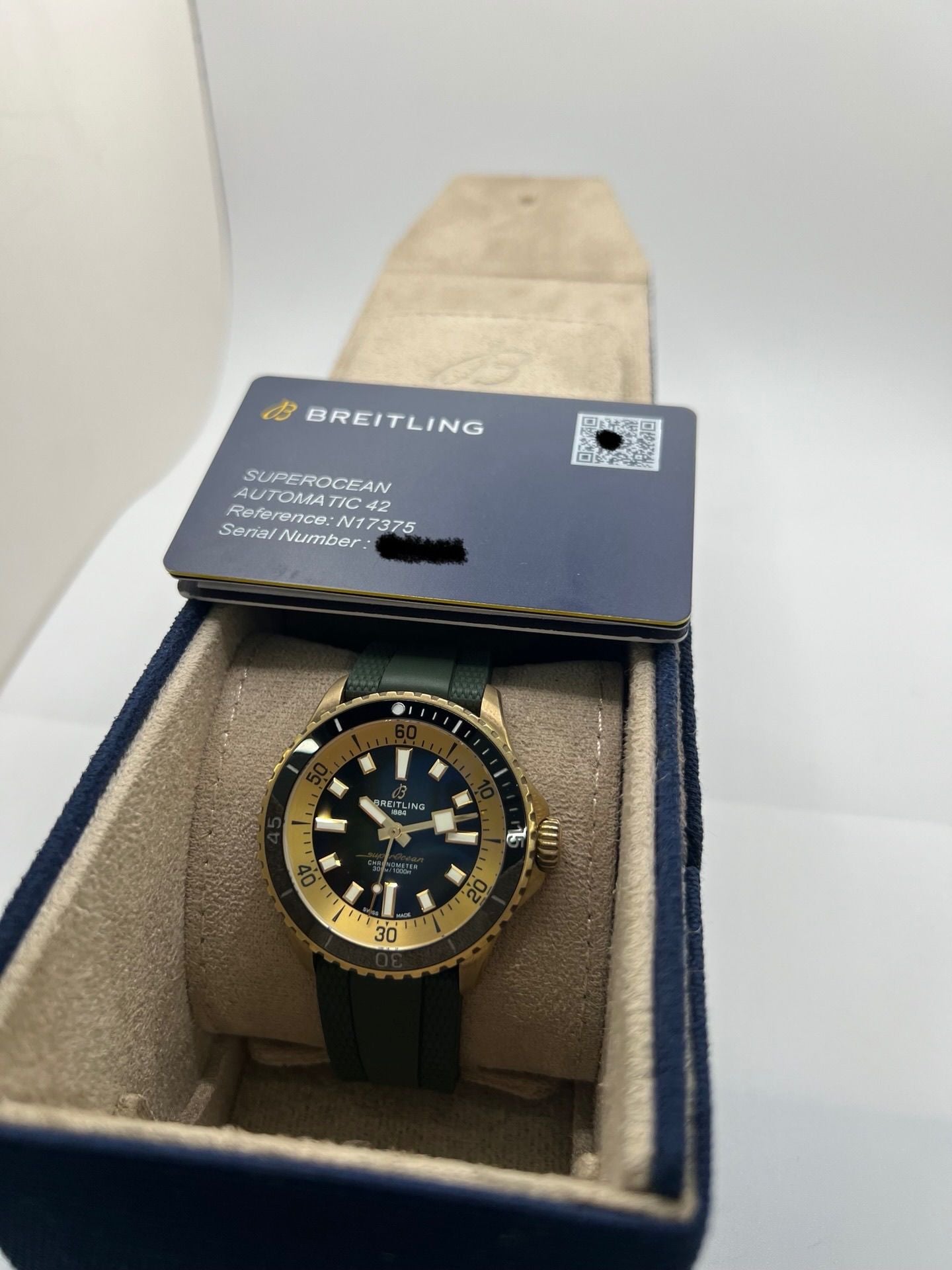 Montre Breitling Superocean 42 référence N17375201L1S1 en bronze, équipée d’un mouvement automatique précis et d’un calibre Breitling 17. Modèle de plongée haut de gamme doté d’un cadran vert, d’une lunette en céramique et d’un bracelet en caoutchouc assorti. Étanche 30 ATM, verre saphir, diamètre 42 mm. Montre d’occasion en très bon état avec légères traces d’usure.