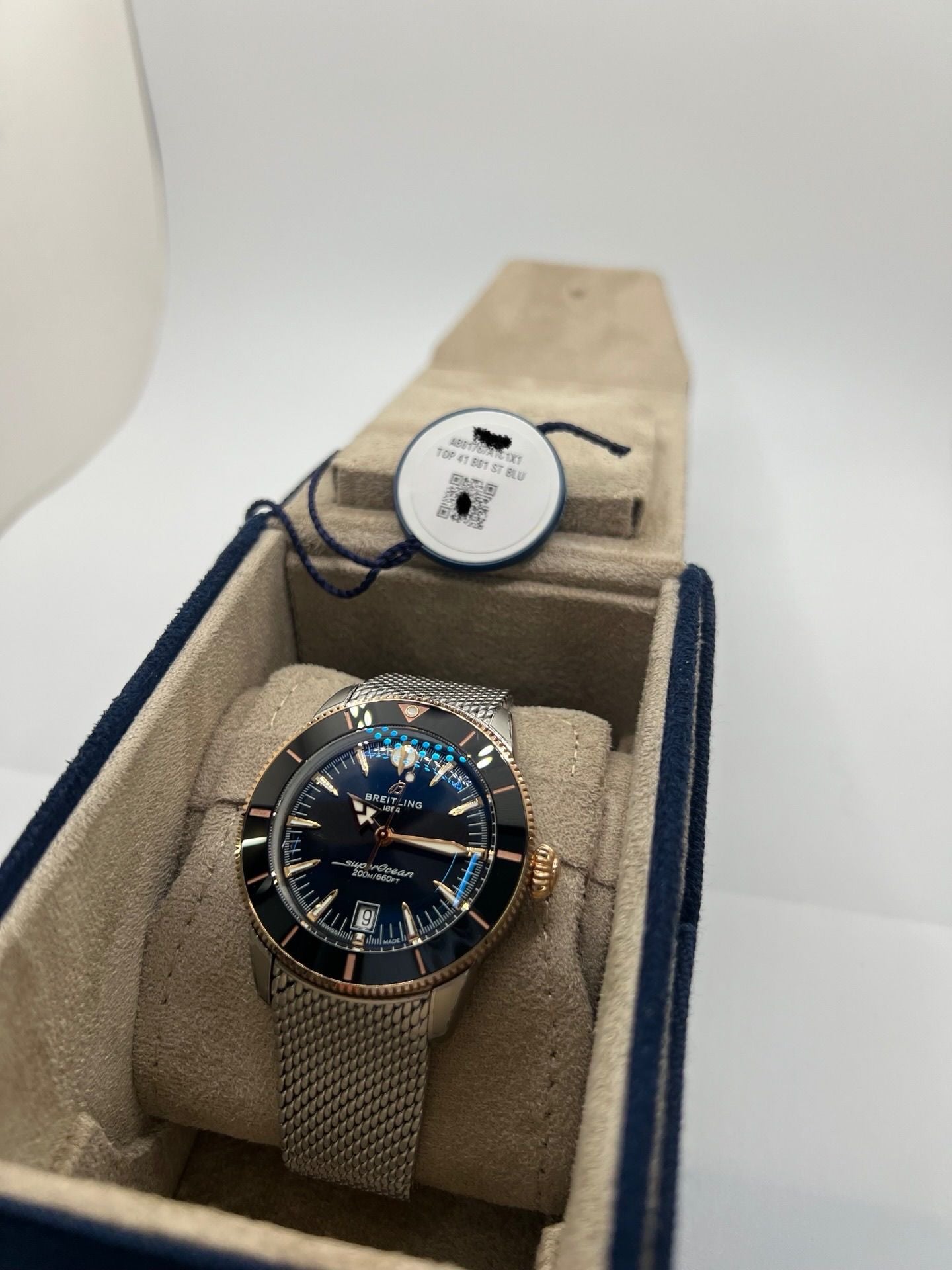 Montre de plongée Breitling Superocean Heritage 42 en or et acier, équipée d’un mouvement automatique et d’une réserve de marche longue durée. Boîtier de 42 mm, cadran noir, verre saphir et bracelet acier. Modèle moderne et robuste, étanche à 20 ATM, idéal pour un usage quotidien ou sportif. Référence UB3111241B1A1, état neuf, jamais portée.