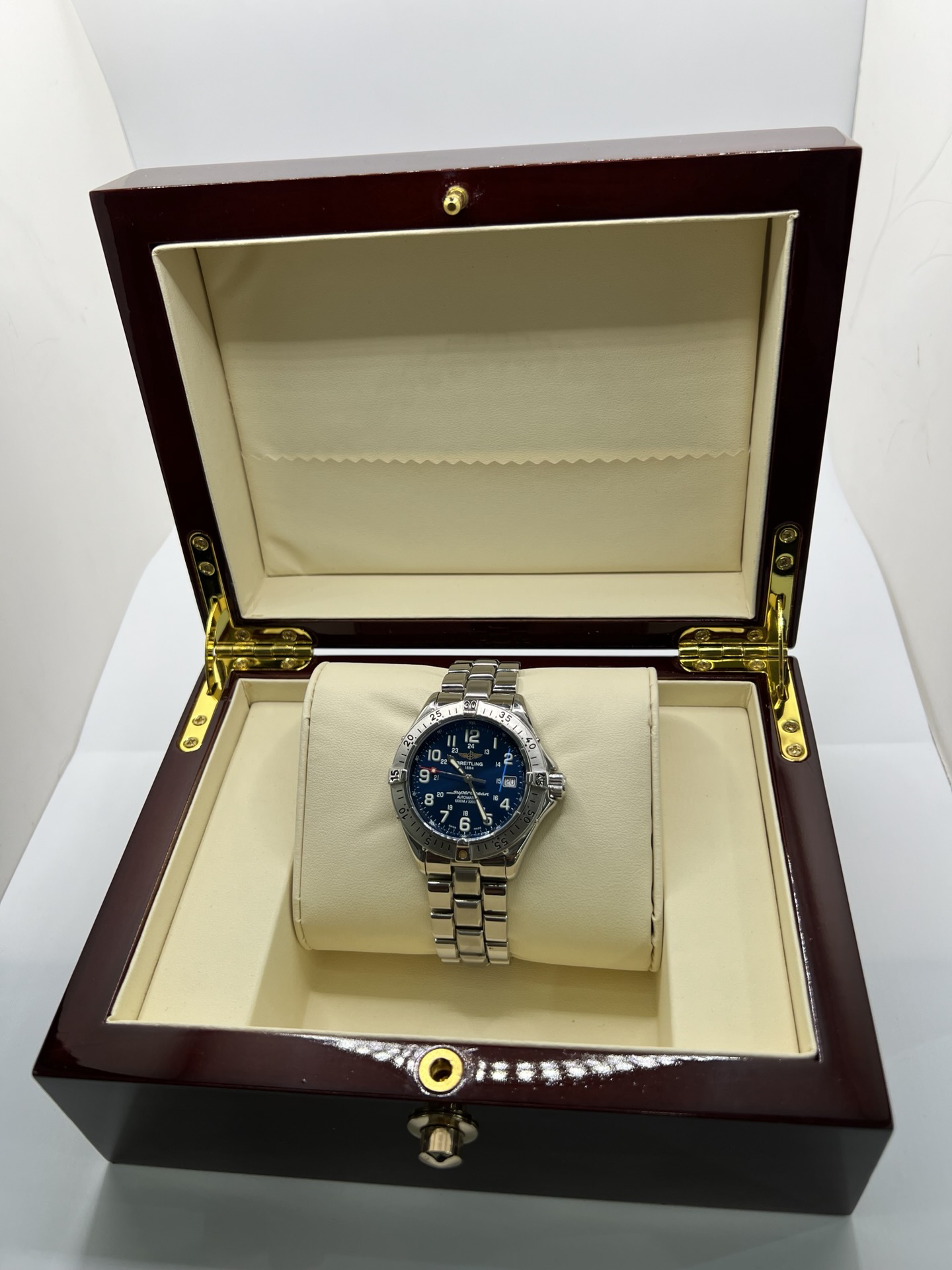 Montre de plongée automatique Superocean A17040 en acier avec cadran bleu, lunette robuste et bracelet acier. Modèle sportif et élégant doté d’un verre saphir, d’un affichage de la date et d’une étanchéité professionnelle. Idéal pour un usage quotidien comme pour les activités nautiques.