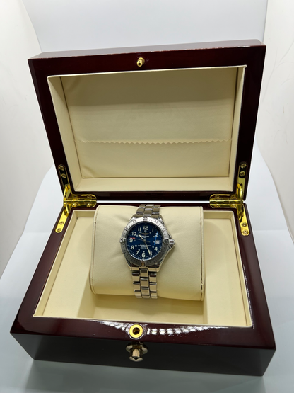 Montre de plongée automatique Superocean A17040 en acier avec cadran bleu, lunette robuste et bracelet acier. Modèle sportif et élégant doté d’un verre saphir, d’un affichage de la date et d’une étanchéité professionnelle. Idéal pour un usage quotidien comme pour les activités nautiques.