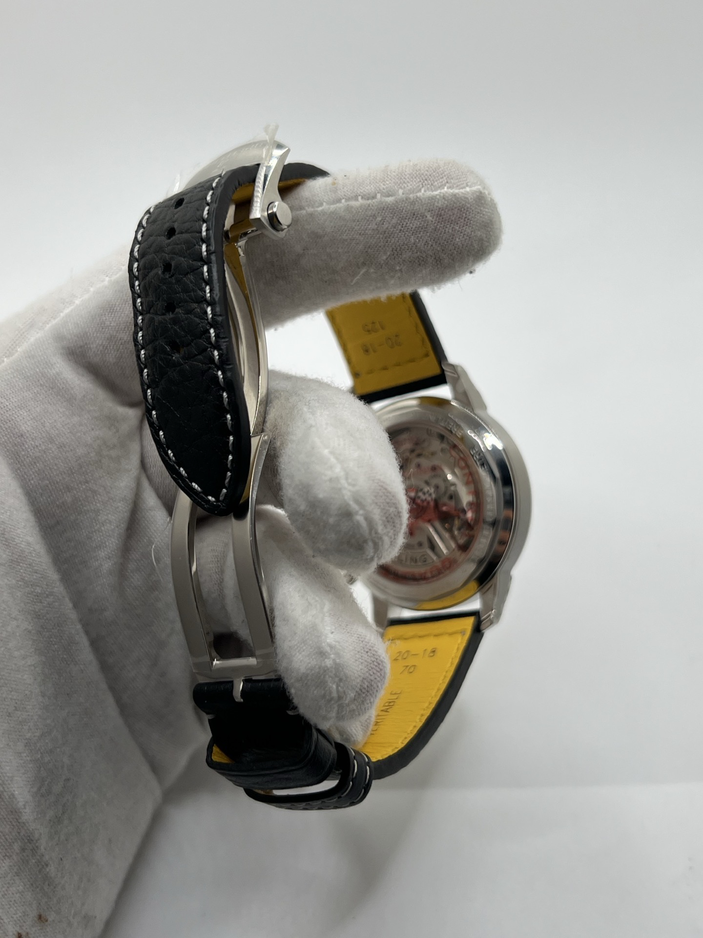 Montre chronographe inspirée de l’univers automobile, dotée d’un boîtier en acier au design rétro, d’un cadran contrasté avec compteurs bicompax et d’une échelle tachymétrique rappelant les tableaux de bord vintage. Mouvement mécanique à remontage automatique offrant précision et réserve de marche confortable. Bracelet en cuir perforé renforçant l’esthétique racing. Garde-temps élégant et sportif, pensé pour les amateurs de montres de caractère et de mécanique de légende.