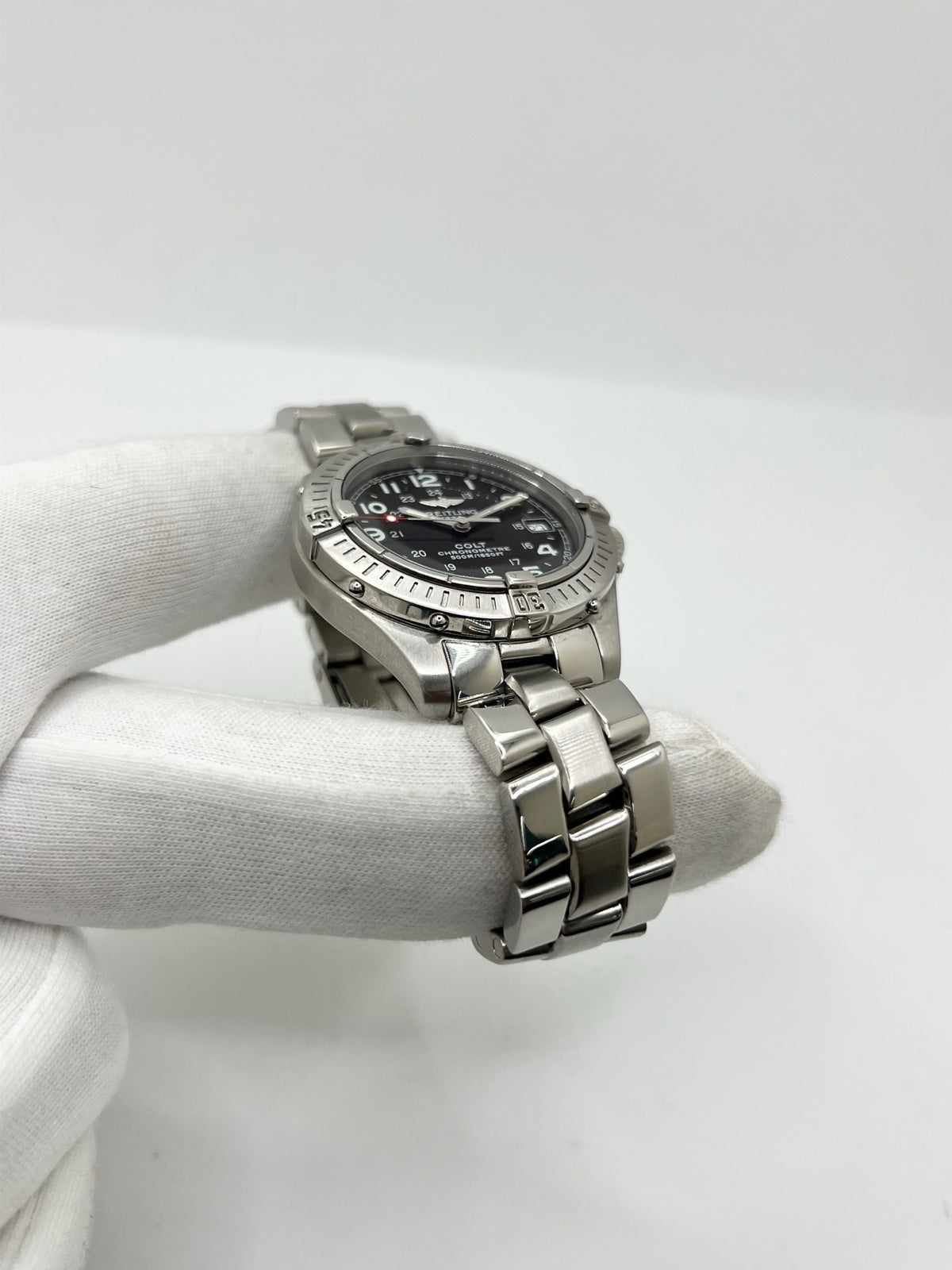 Montre Breitling Colt A74350 en acier inoxydable, équipée d’un mouvement à quartz et d’un cadran noir élégant. Avec son boîtier de 38 mm, son verre saphir et son bracelet en acier, cette montre Breitling allie robustesse, précision et style intemporel. Étanche jusqu’à 50 ATM, elle dispose également d’un affichage de la date. Cette Breitling Colt pour homme se distingue par son design sportif et raffiné. D’occasion en très bon état, elle a bénéficié d’une révision interne le 22 octobre 2026.