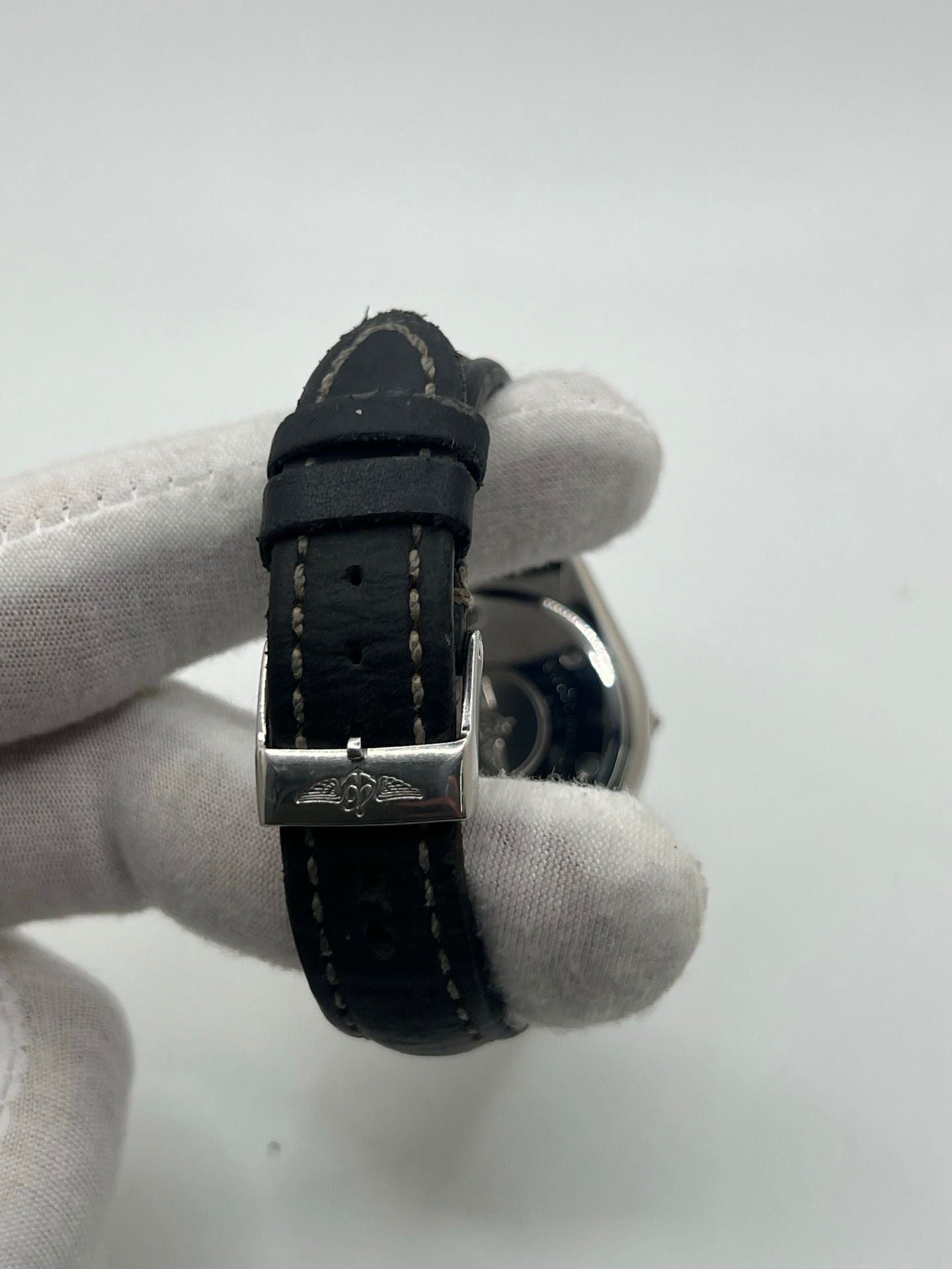 Découvrez la Breitling Chronomat référence 80350, une montre de luxe iconique alliant élégance et performance. Dotée d’un mouvement quartz précis, d’un boîtier en or et acier, d’un cadran noir et d’un bracelet en cuir, elle incarne le savoir-faire horloger suisse.