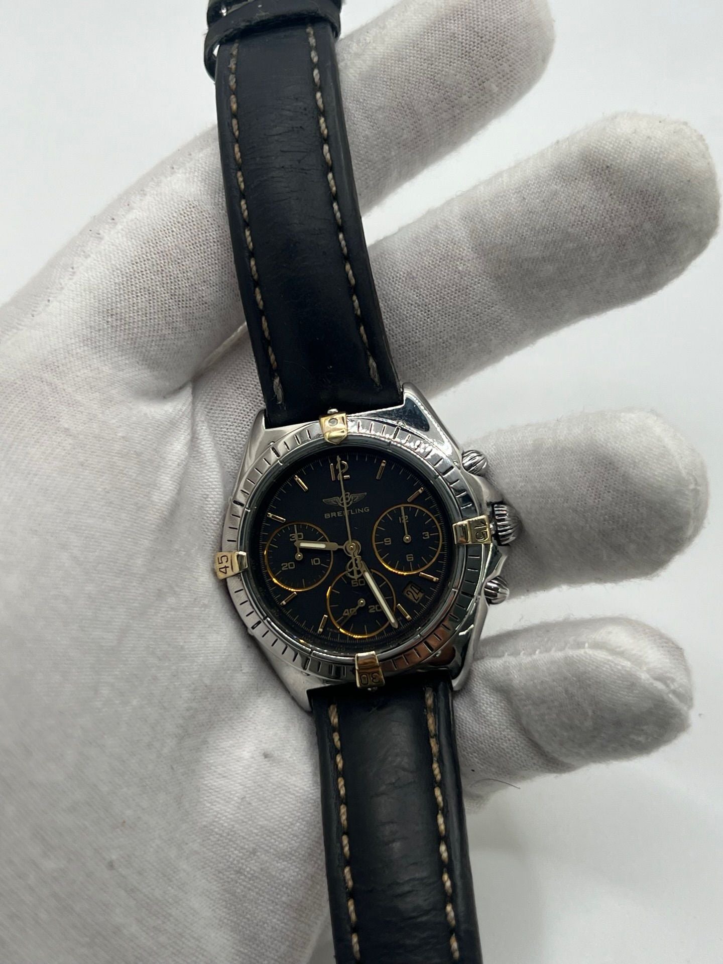 Découvrez la Breitling Chronomat référence 80350, une montre de luxe iconique alliant élégance et performance. Dotée d’un mouvement quartz précis, d’un boîtier en or et acier, d’un cadran noir et d’un bracelet en cuir, elle incarne le savoir-faire horloger suisse.