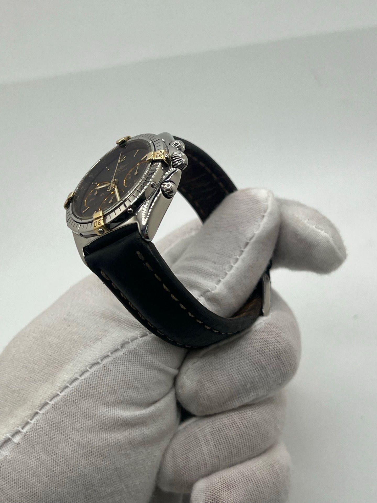 Découvrez la Breitling Chronomat référence 80350, une montre de luxe iconique alliant élégance et performance. Dotée d’un mouvement quartz précis, d’un boîtier en or et acier, d’un cadran noir et d’un bracelet en cuir, elle incarne le savoir-faire horloger suisse.