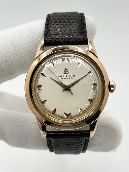 Montre Breitling Genève 2907 à remontage manuel, dotée d’un boîtier plaqué or de 35 mm et d’un calibre 220. Son cadran blanc est protégé par un verre Plexiglas et associé à un bracelet en cuir de lézard noir avec boucle ardillon en acier. Cette montre vintage Breitling Genève 2907, en très bon état, présente de légères traces d’usure. Révisée en interne en septembre 2026, elle est proposée sans coffret ni papiers d’origine.