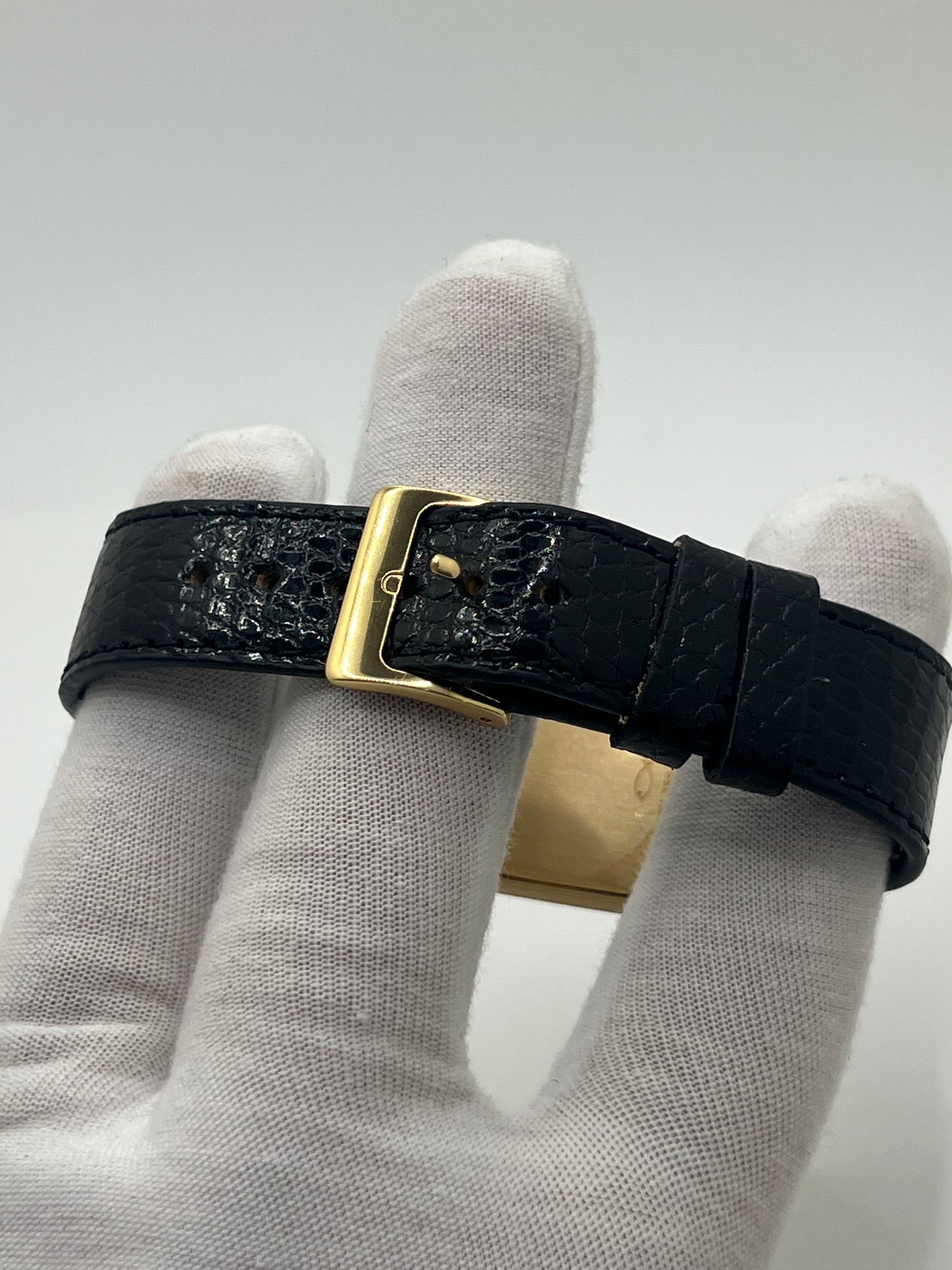 Découvrez l’élégance intemporelle de la Bucherer Tank en or jaune, un garde-temps raffiné qui allie prestige et sophistication. Ce modèle emblématique est accompagné de sa boîte d’origine, garantissant son authenticité et son état impeccable. Idéale pour les collectionneurs et amateurs d’horlogerie de luxe, cette montre incarne le savoir-faire exceptionnel de Bucherer. Offrez-vous une pièce d’exception au design classique et indémodable.