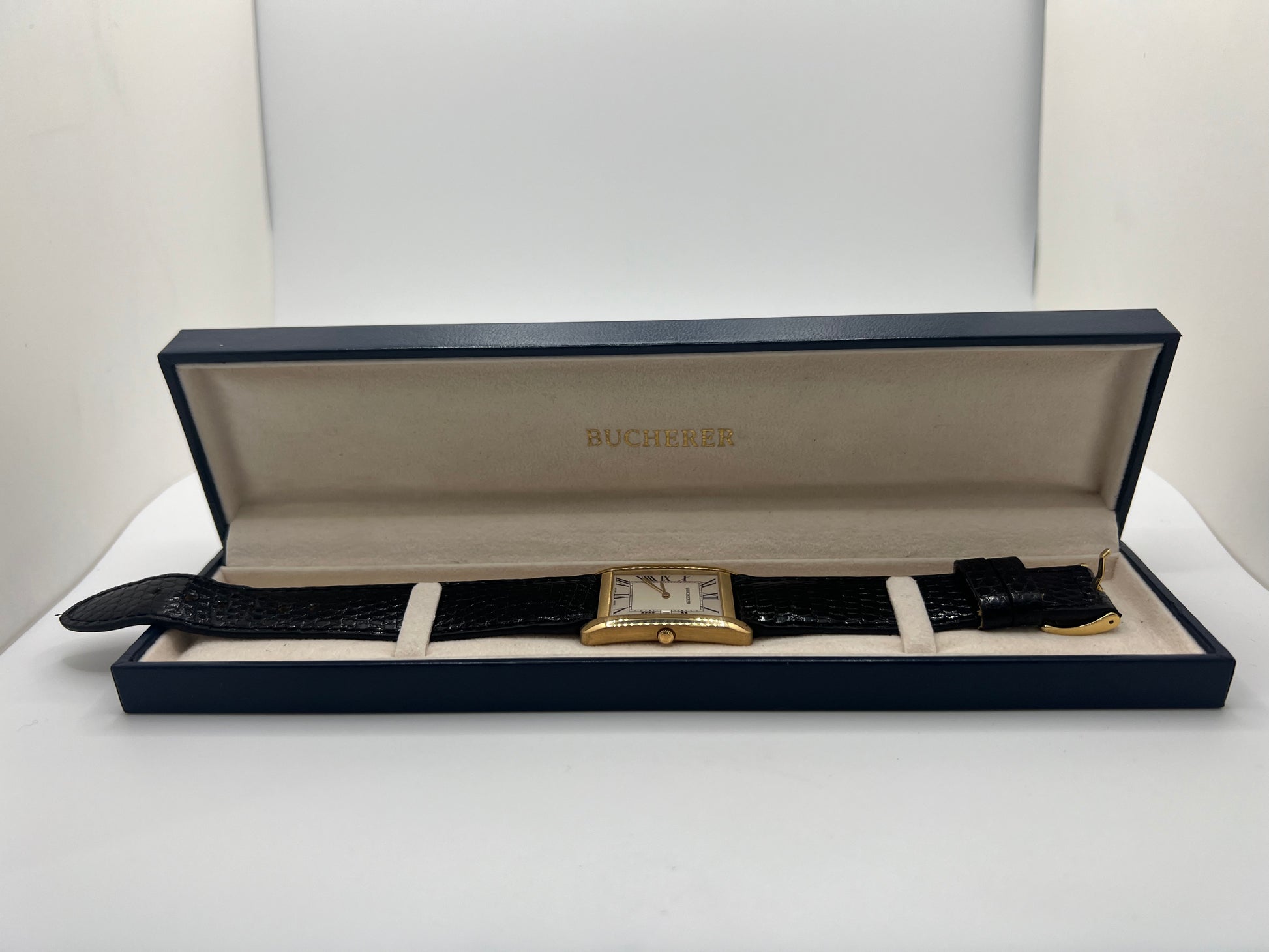 Découvrez l’élégance intemporelle de la Bucherer Tank en or jaune, un garde-temps raffiné qui allie prestige et sophistication. Ce modèle emblématique est accompagné de sa boîte d’origine, garantissant son authenticité et son état impeccable. Idéale pour les collectionneurs et amateurs d’horlogerie de luxe, cette montre incarne le savoir-faire exceptionnel de Bucherer. Offrez-vous une pièce d’exception au design classique et indémodable.